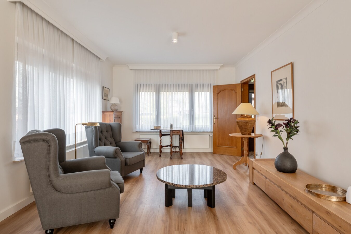 Zeer goed onderhouden gelijkvloerse gezinswoning op een riant perceel van 19a75ca op een rustige locatie te Schalkhoven, een deelgemeente van Hoeselt. 