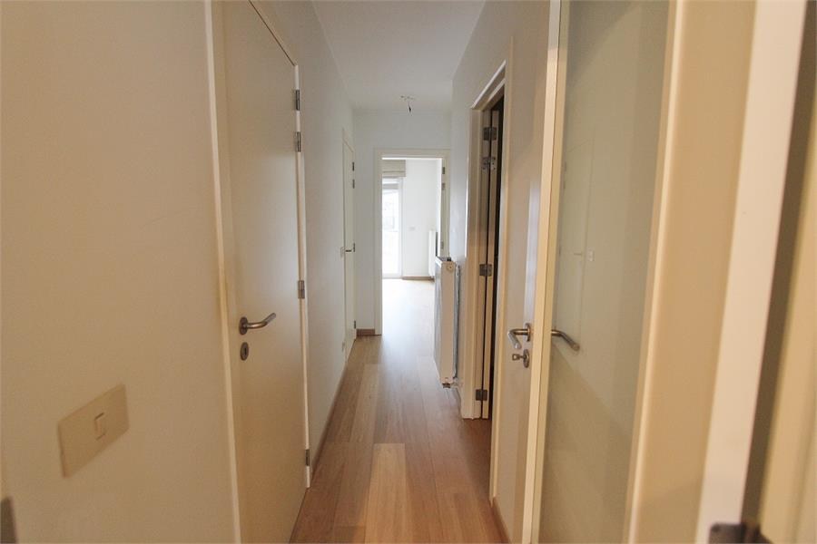 Non-meublé - Grand appartement résidentiel avec une belle vue dégagée, situé en plein centre près de l'avenue Lippens. 