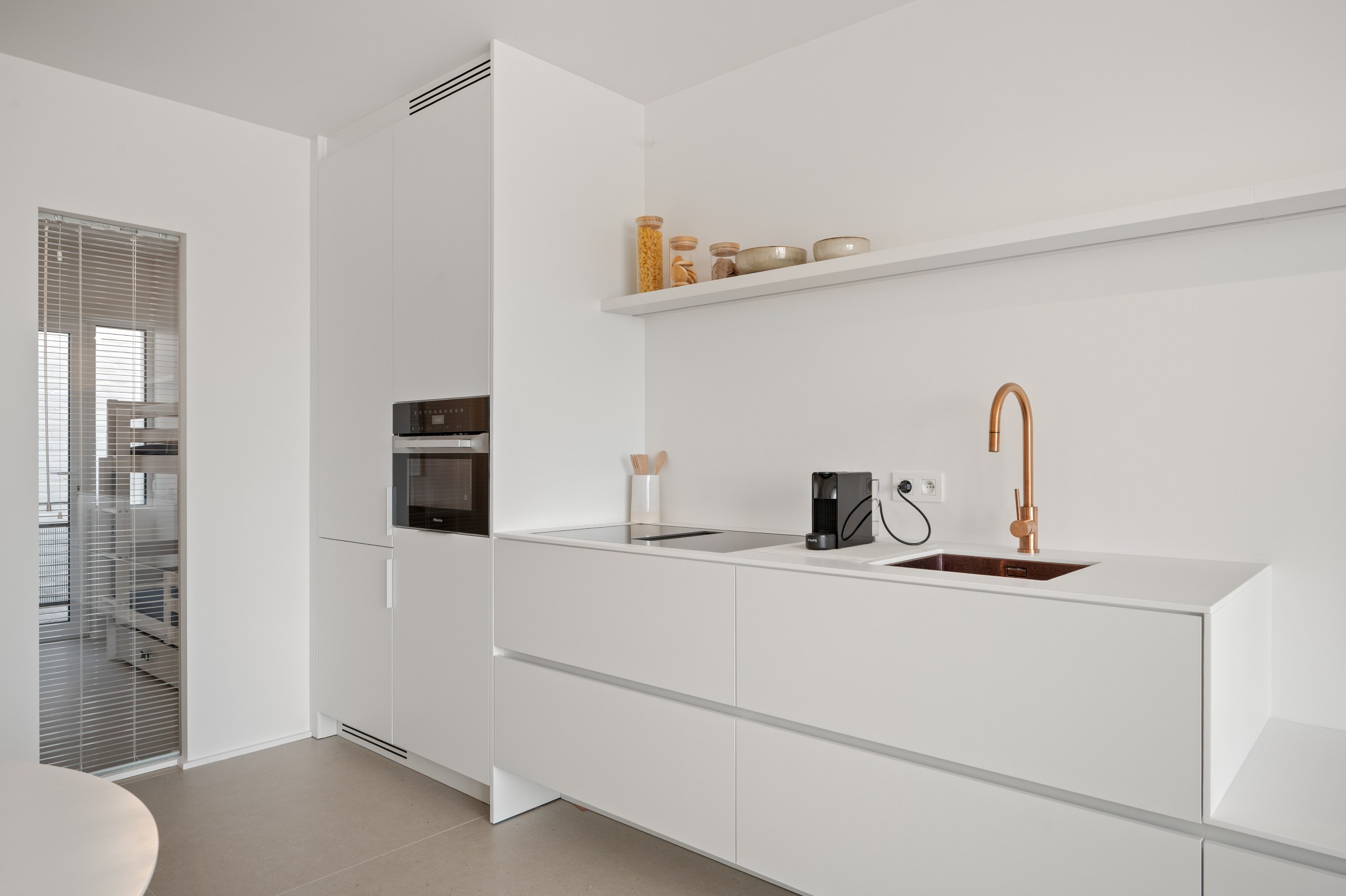 Appartement de vacances confortable et magnifiquement rénové avec vue frontale sur la mer, situé près de la place Rubens. 