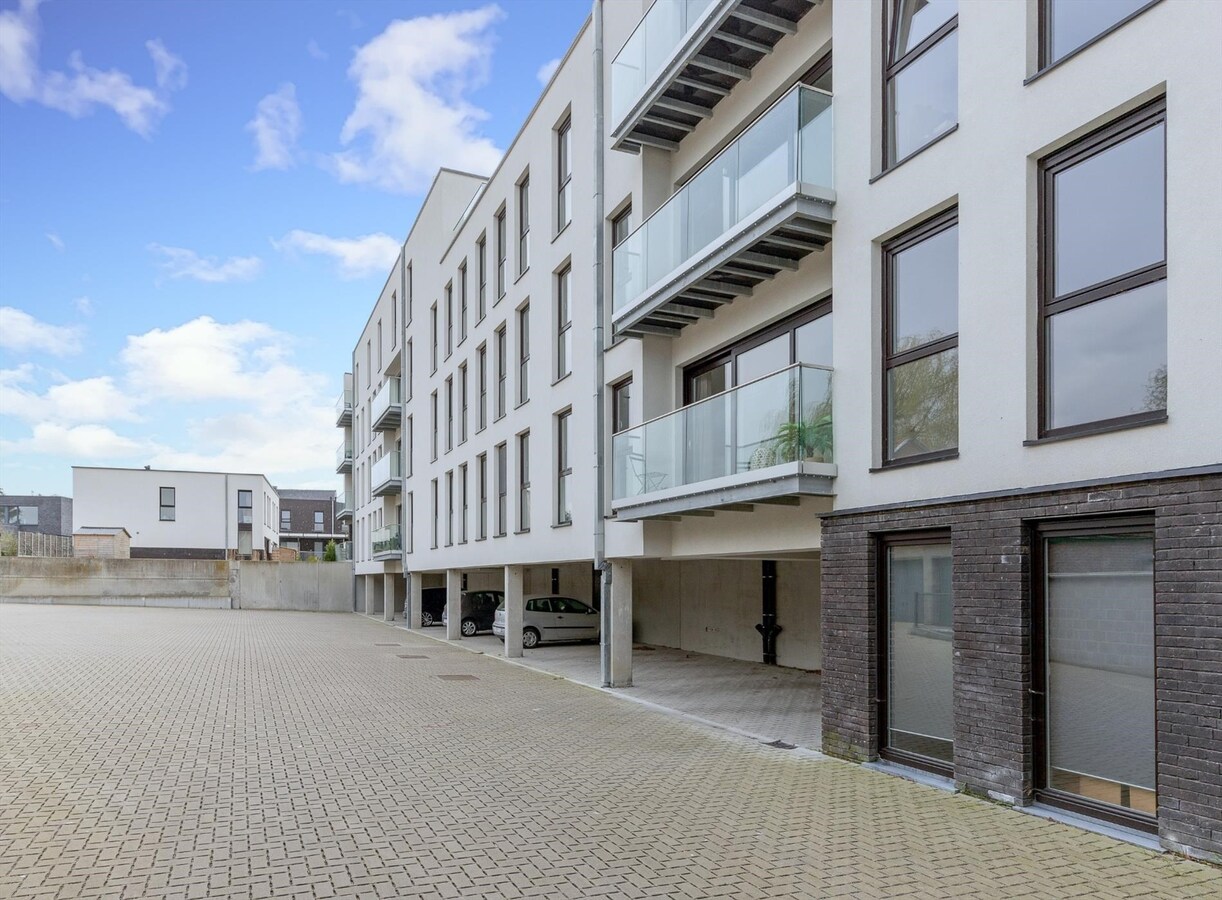 Ruime (!!) en recente assistentie-flat incl. overdekte staanplaats. 