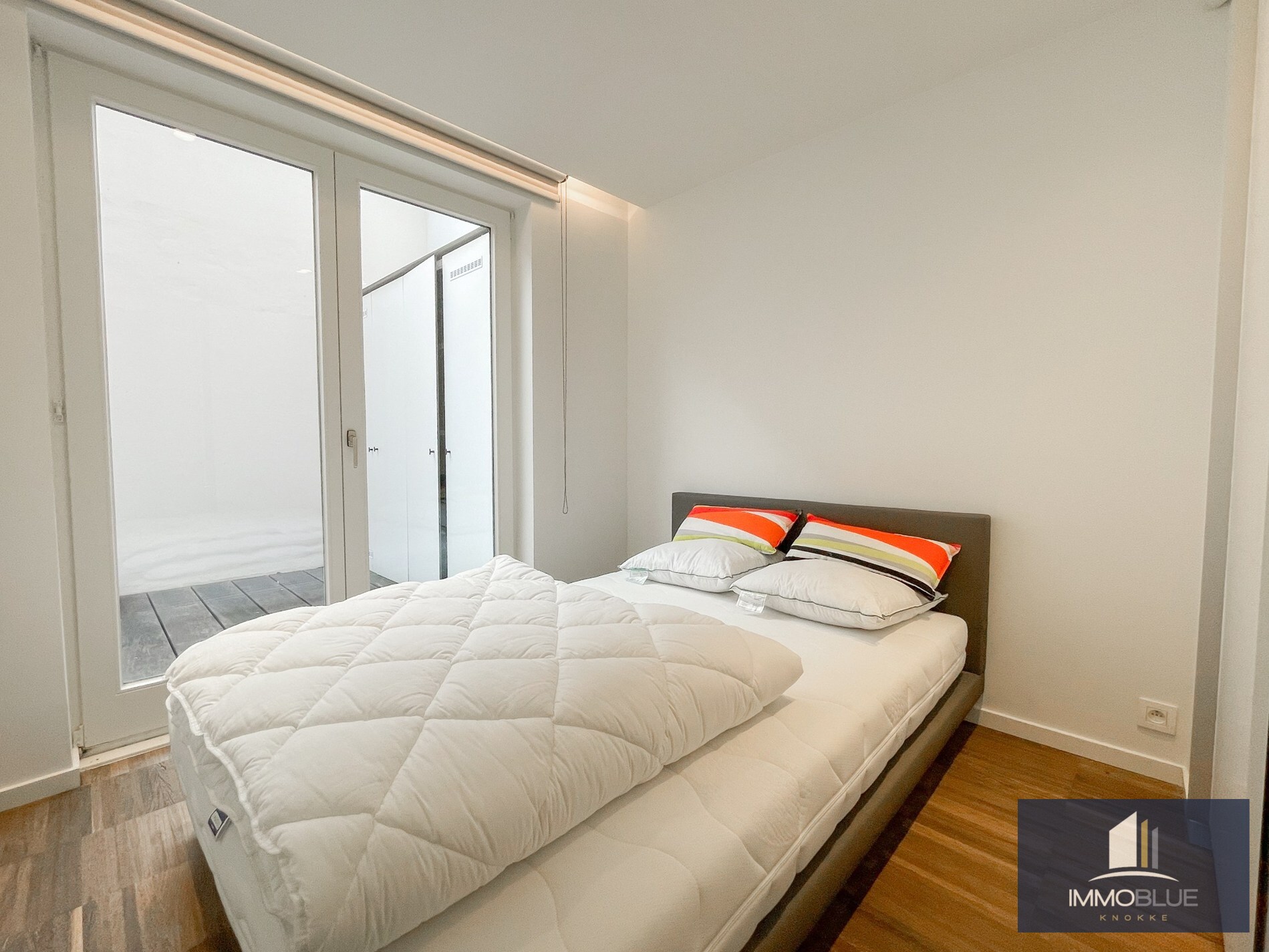 Stijlvol, instapklaar appartement met een ruim terras gelegen aan het Lichttorenplein op enkele passen van de zee. 