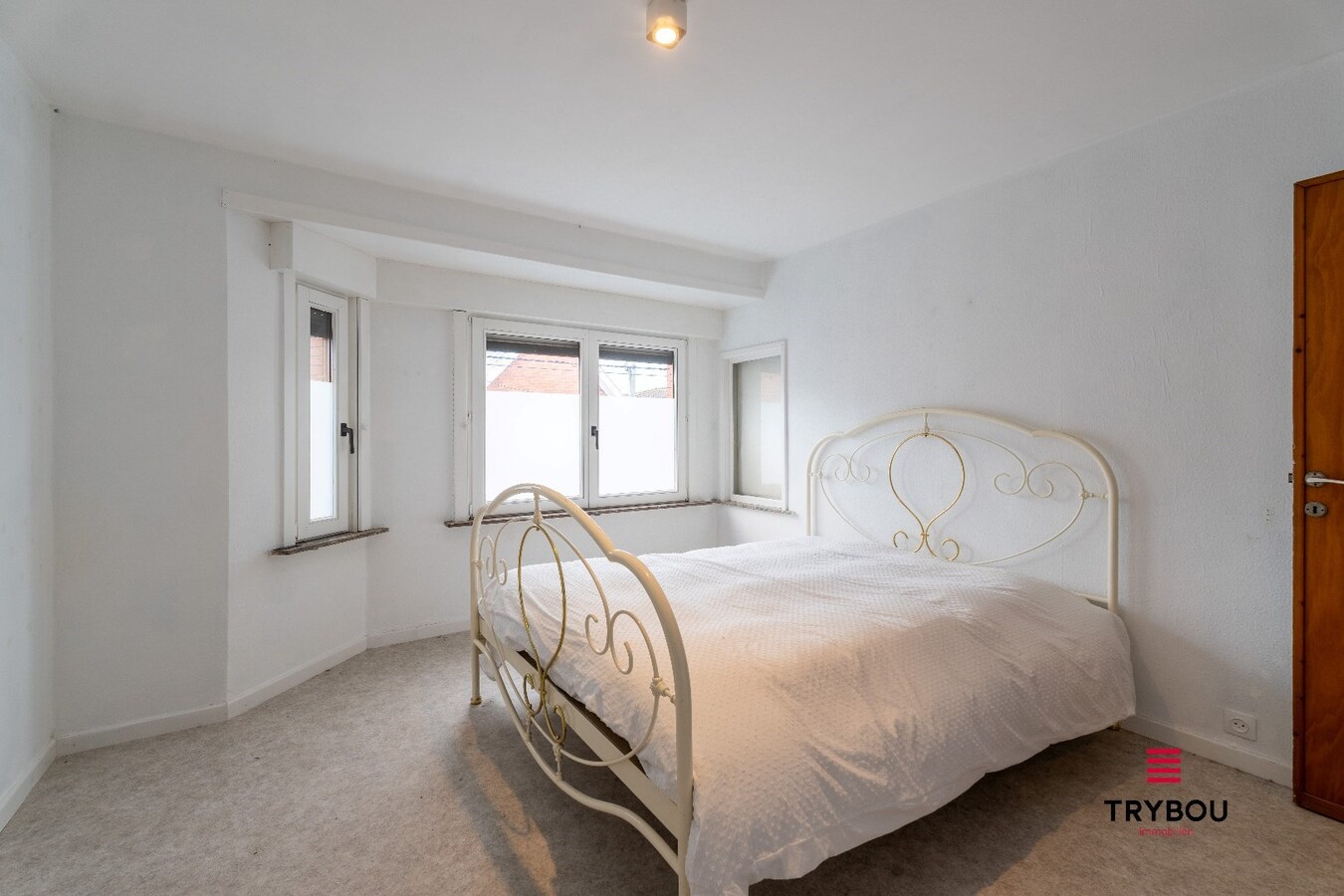 Ruime woning met loods en 4 garages – tal van mogelijkheden! 