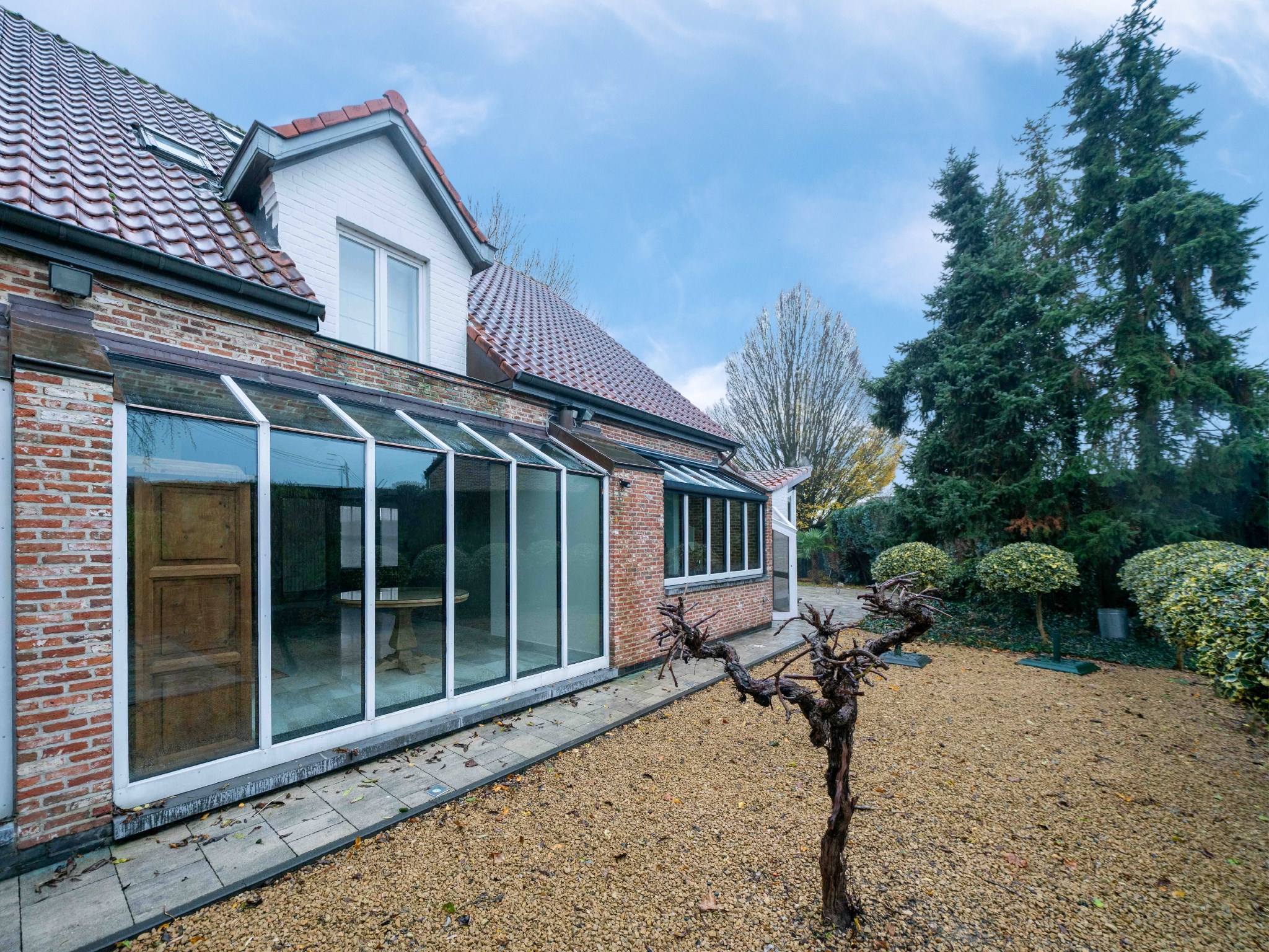 Villa met dubbele garage verscholen in het groen 