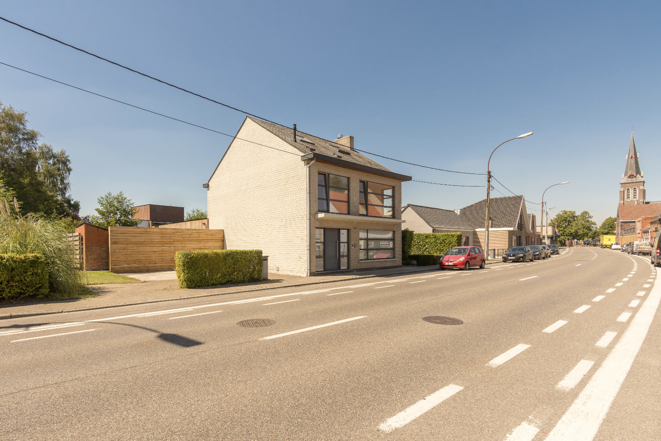 IN OPTIE Ruime en totaal vernieuwde woning in het dorp van Zaffelare 