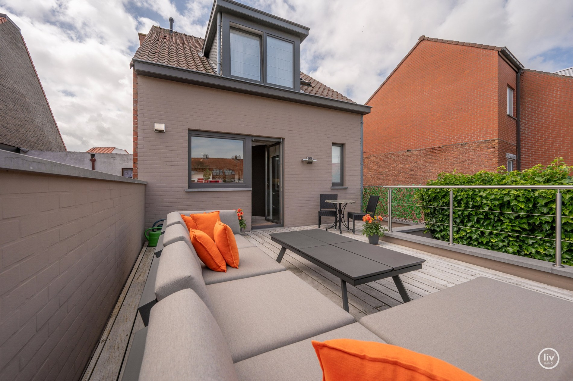 Fraaie bel-étage woning in het centrum van Knokke met Schoonheidssalon op het gelijkvloers. 