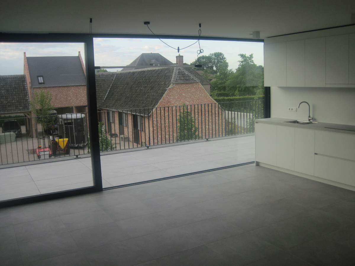 Penthouse-appartement met ruim terras. Geen vaste kosten. 