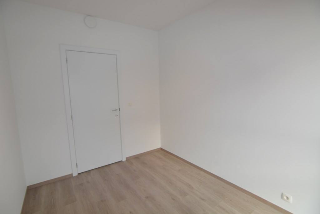 Modern, energiezuinig appartement met 2 slpks, terras, autostaanplaats en kelderberging. 