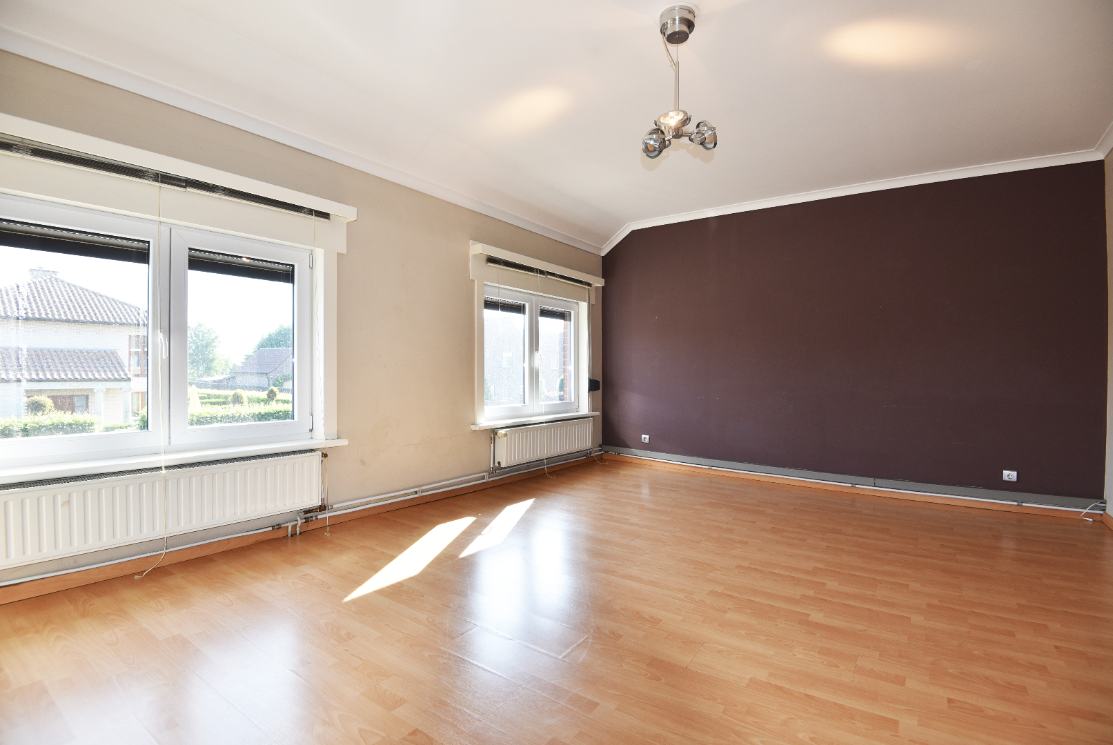 Op te frissen woning met 2 slpks, garage (55m²) en tuin te Balgerhoeke 