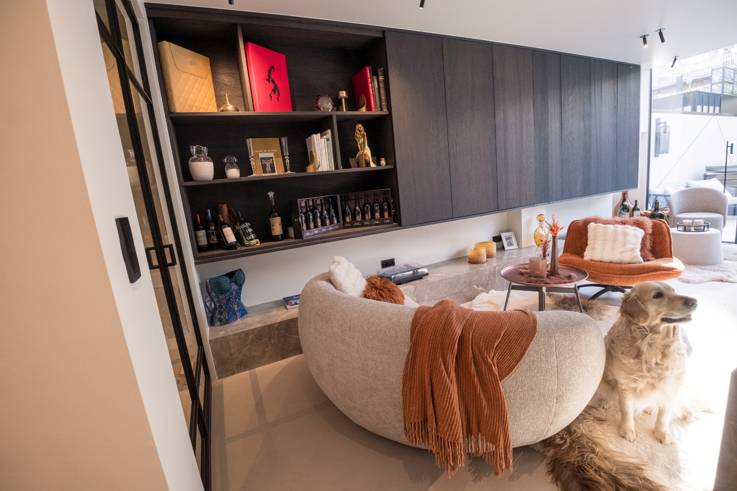 Dans un emplacement de choix, à quelques pas de la mer, se trouve cet appartement exclusif de plain-pied avec un jardin exceptionnellement spacieux et ensoleillé. Une combinaison rare de vie privée, d 