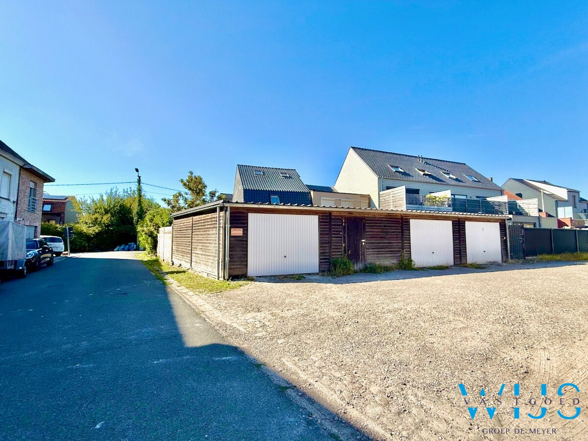 Instapklaar woonhuis met 3 slaapkamers en garage te Boekhoute ! 
