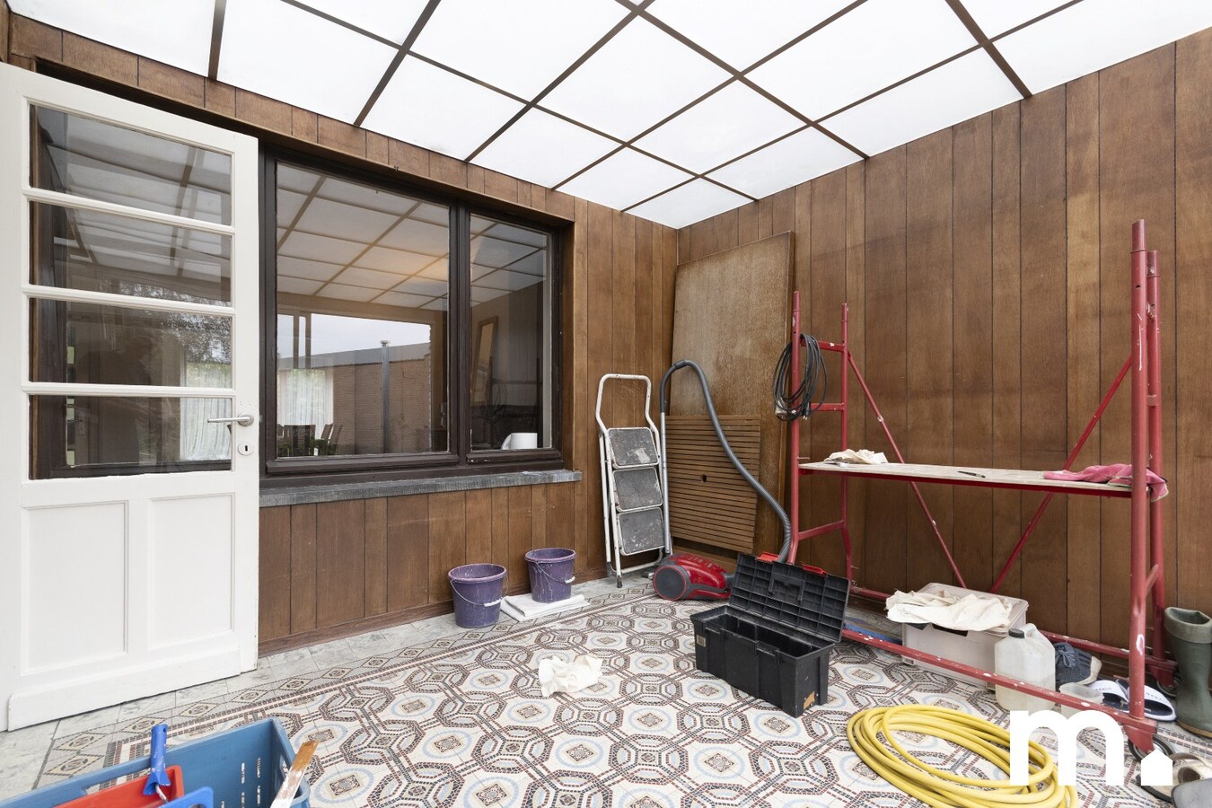 Te renoveren woning in Kortrijk met ruime zolder, zonnige tuin en dubbele garage ! 