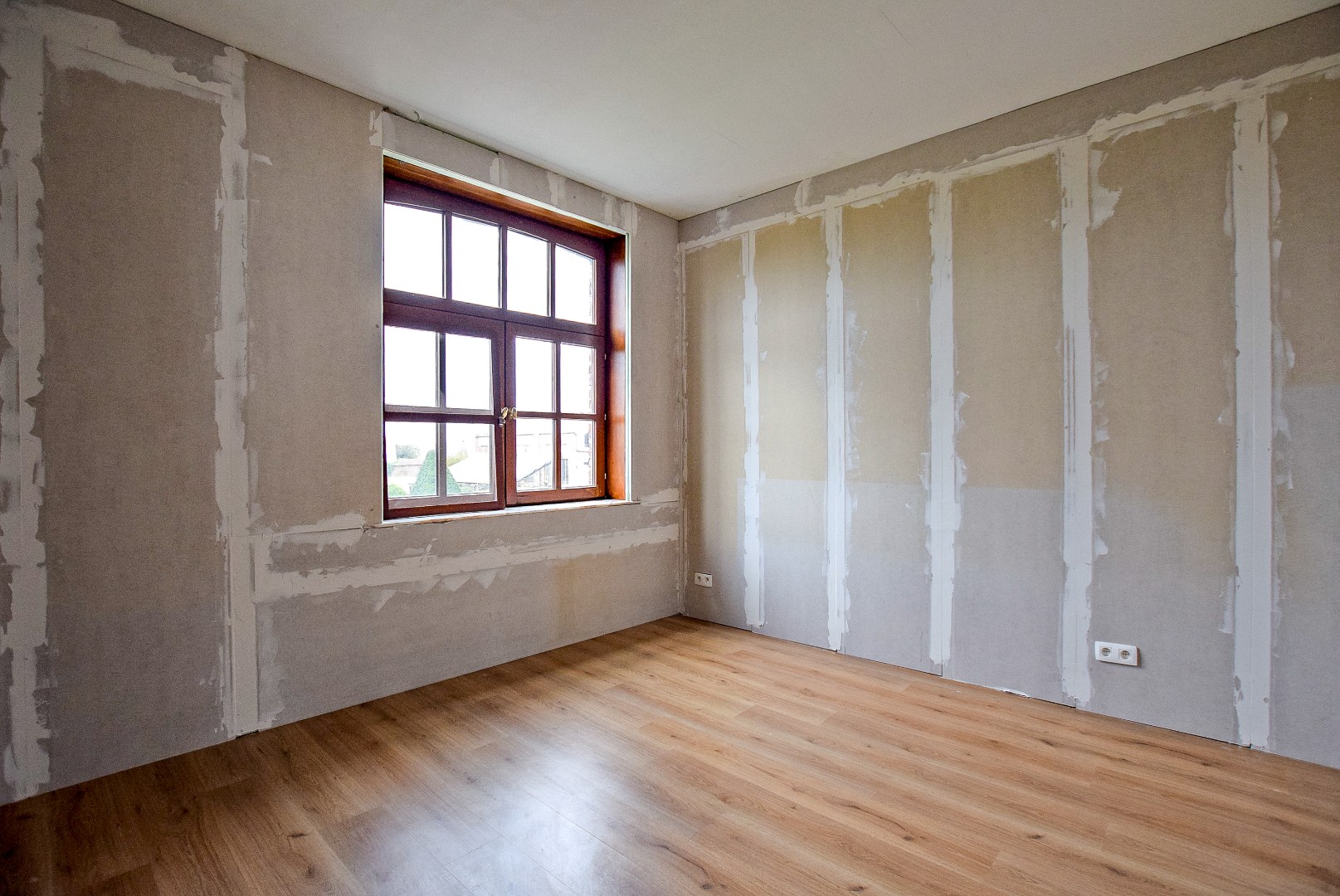 Ruime woning met dubbele garage en knappe uitzichten te centrum Veurne 