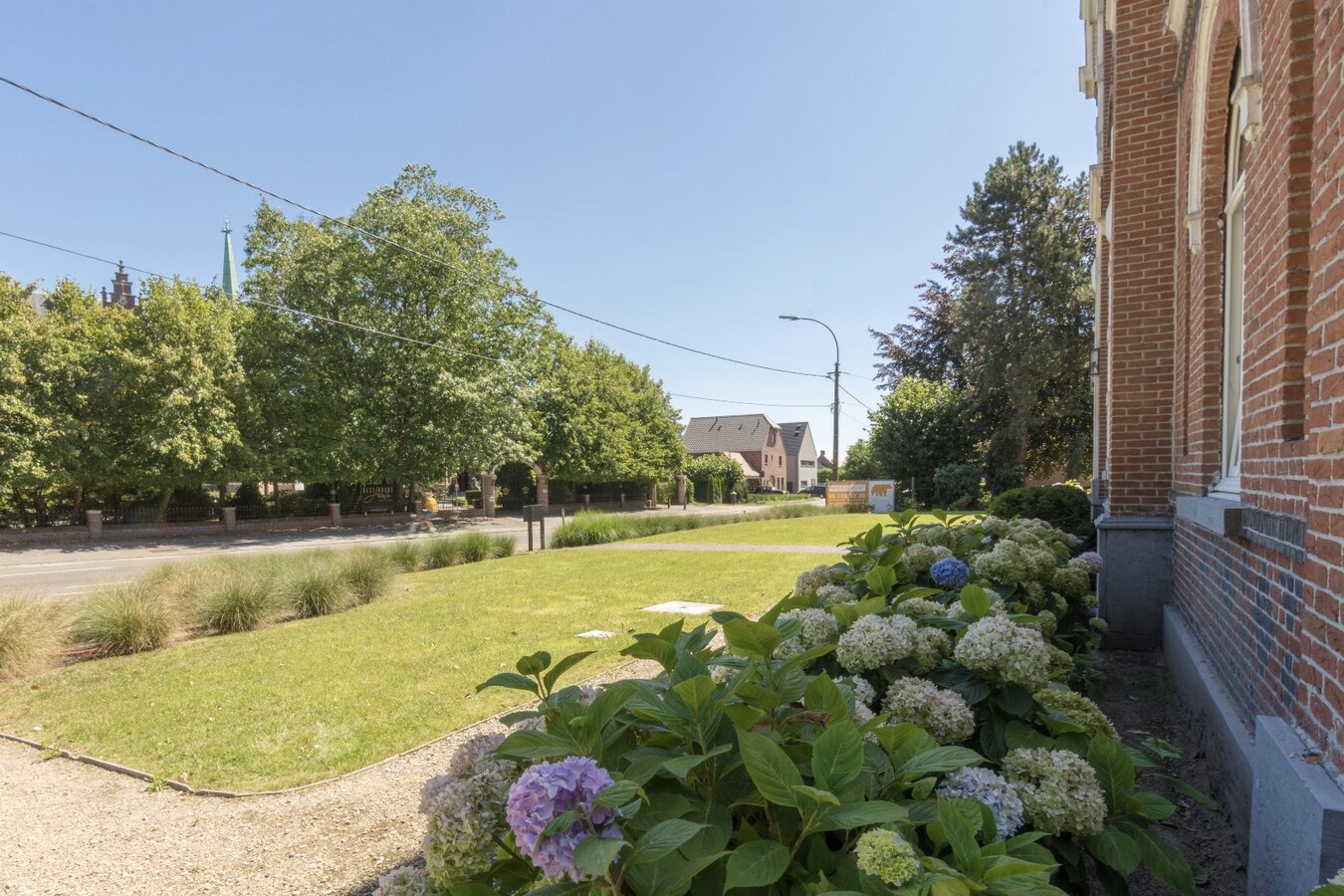 Gelijkvloers 3-slaapkamer villa-appartement met parktuin. 