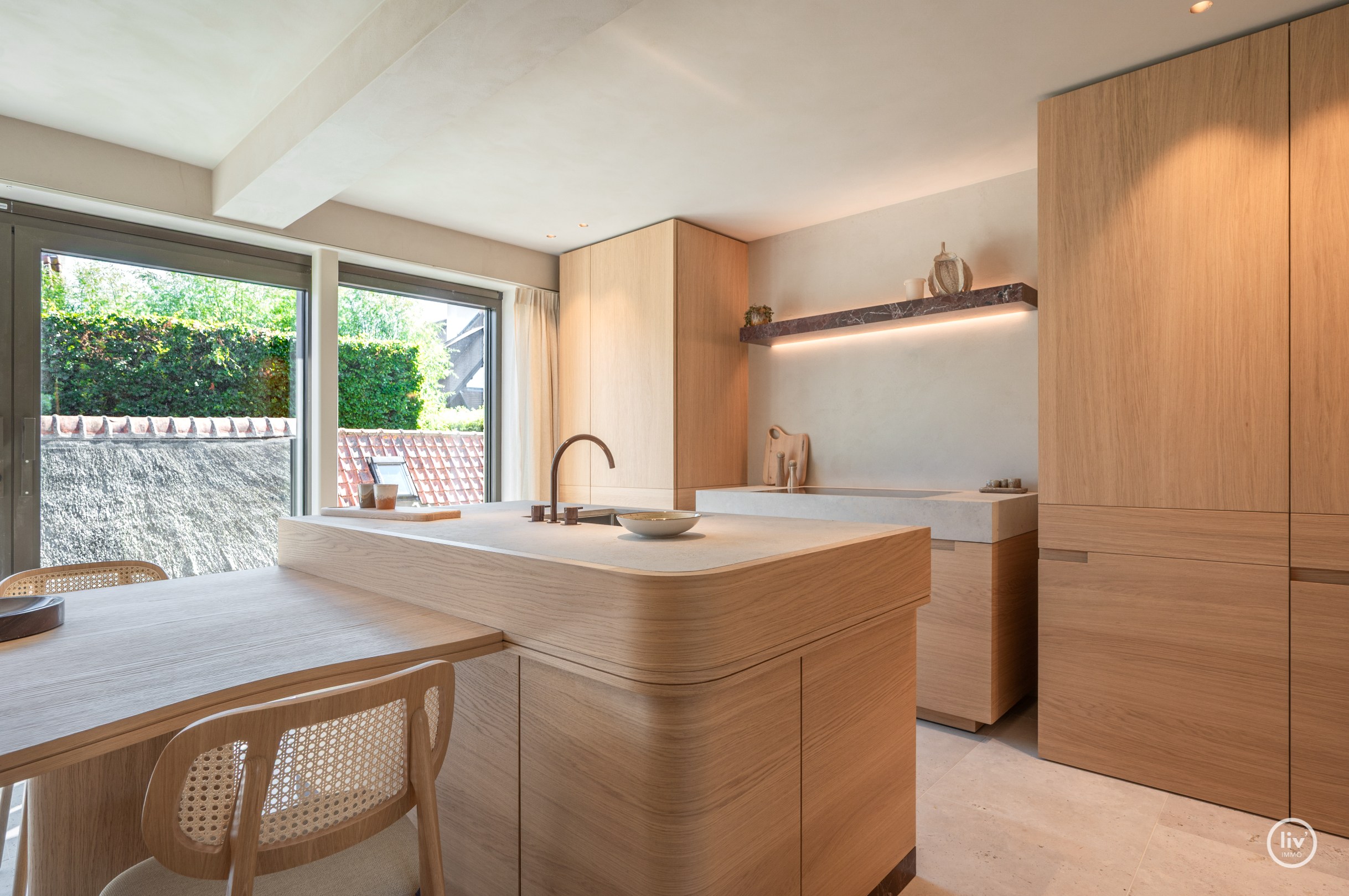 Luxe, comfort kortom een prachtig gerenoveerde woning in hartje Knokke. 