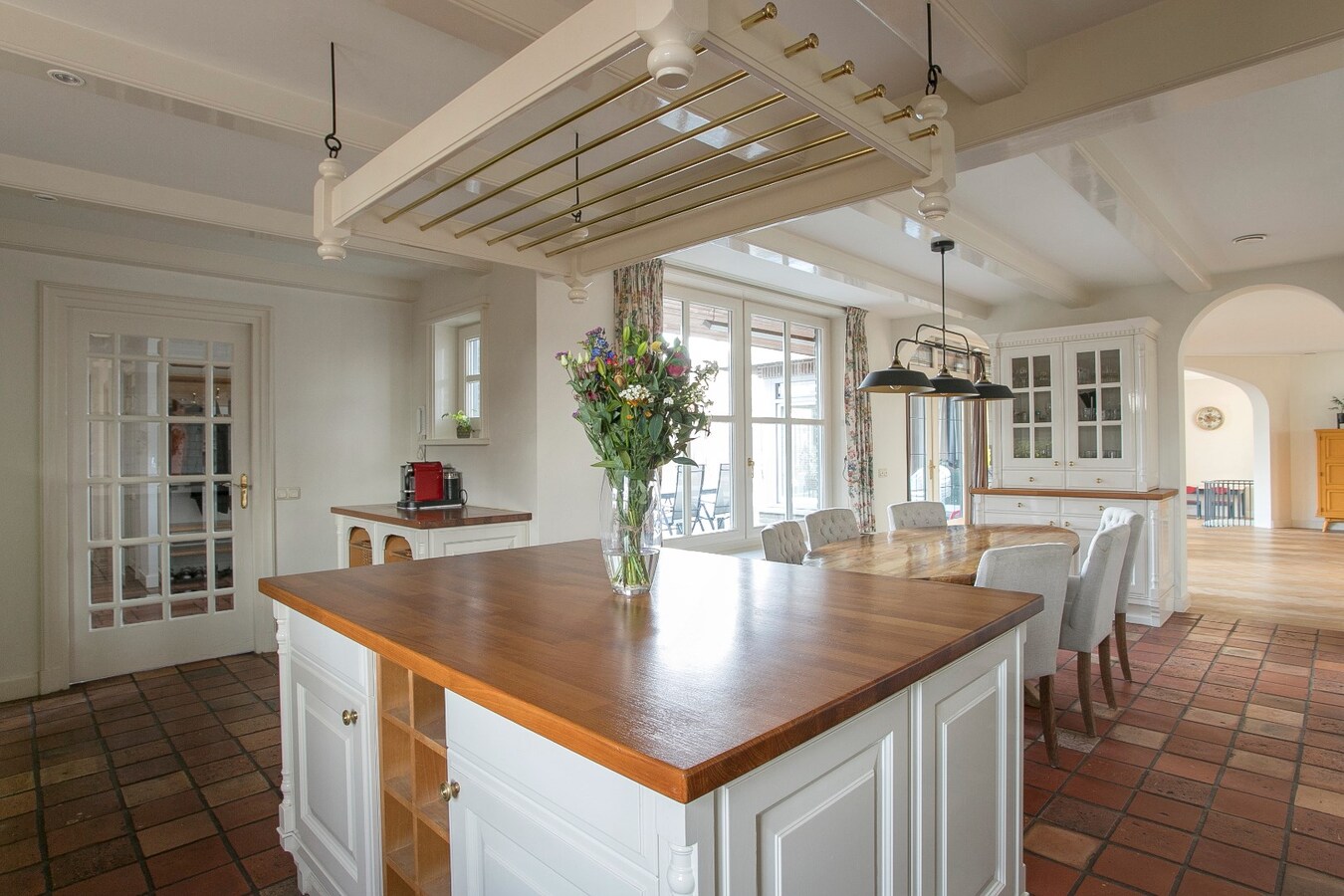 Riante vrijstaande villa met rieten dak gelegen op een perceel van 1.240 m2. 