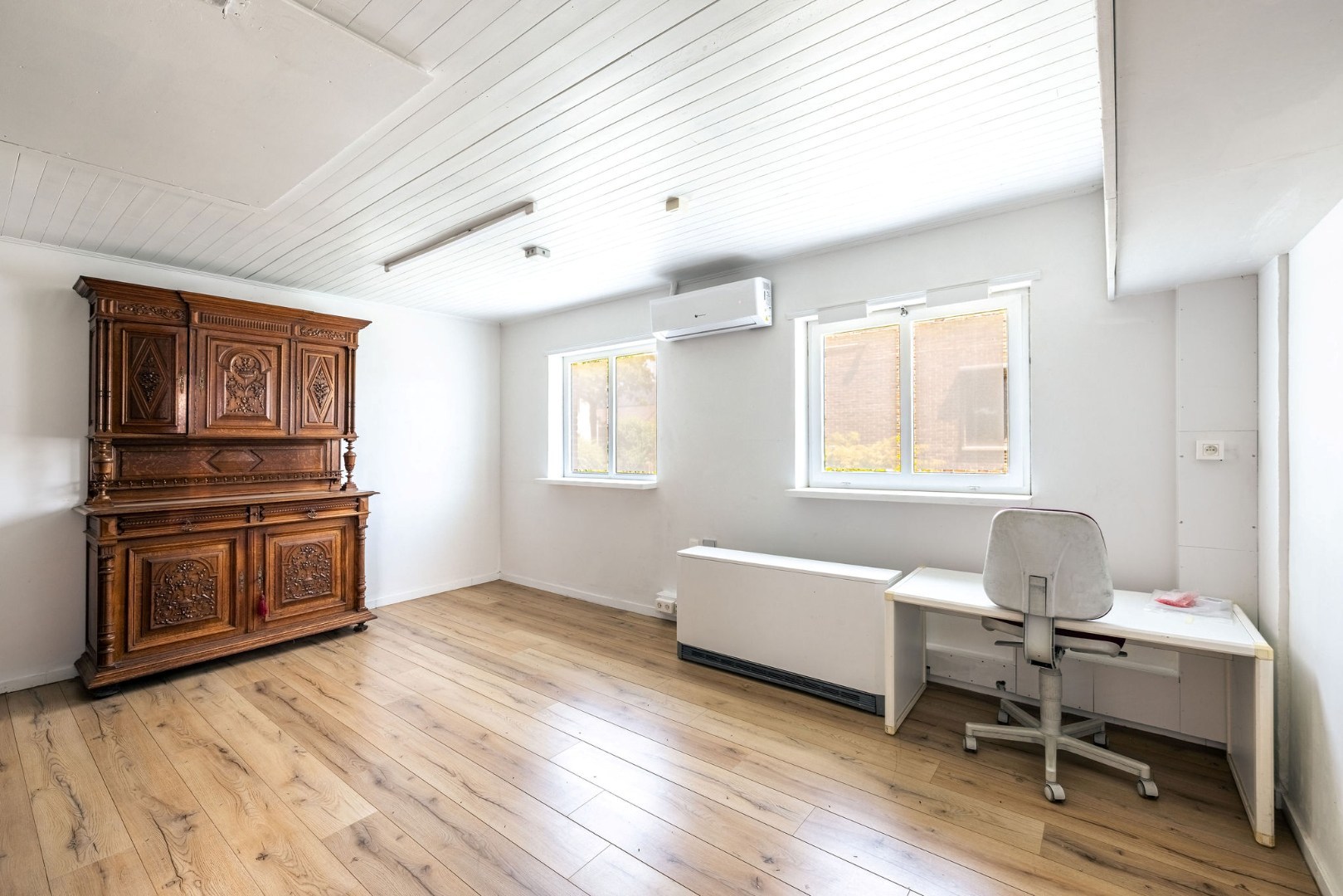 Vrijstaande woning met 5 slaapkamers en polyvalente loods te De Pinte 