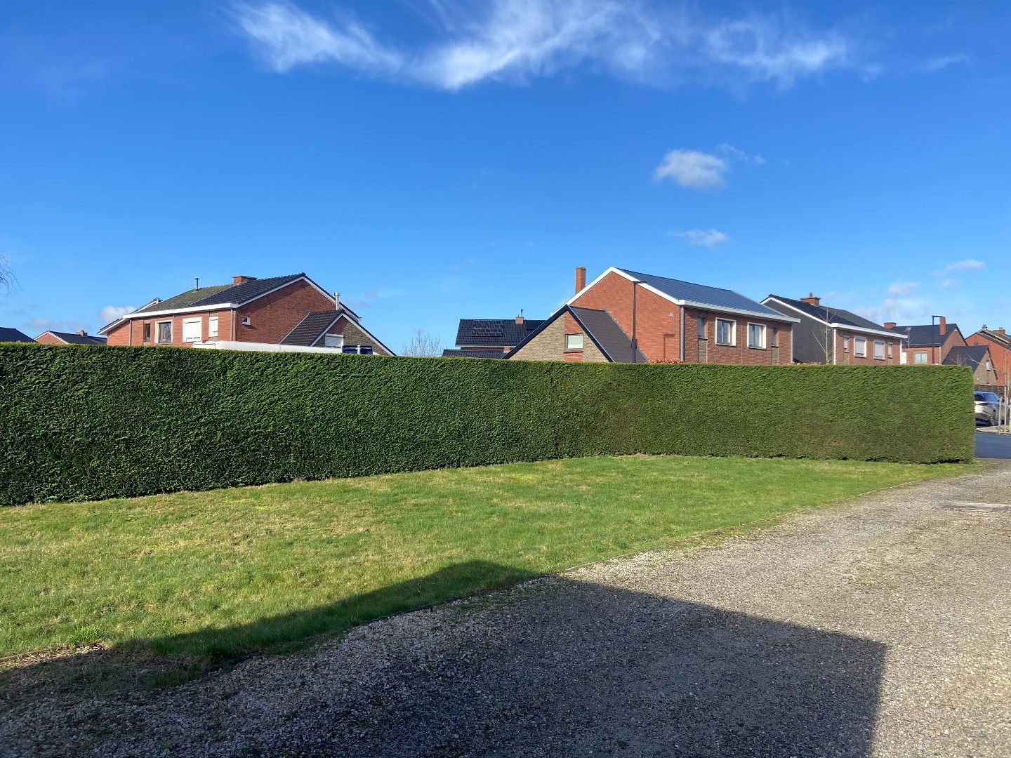 Degelijke halfopen bebouwing met groot potentieel op mooi hoekperceel van 524 m²! 