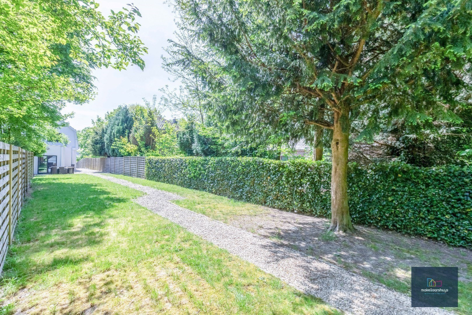 Halfopen bebouwing met zuidertuin en parkeergelegenheid nabij centrum Destelbergen 