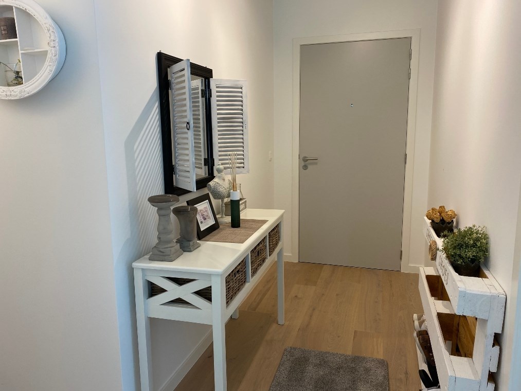 Prachtig zonnig en energievriendelijk appartement op het gelijkvloers met dubbele garage. 