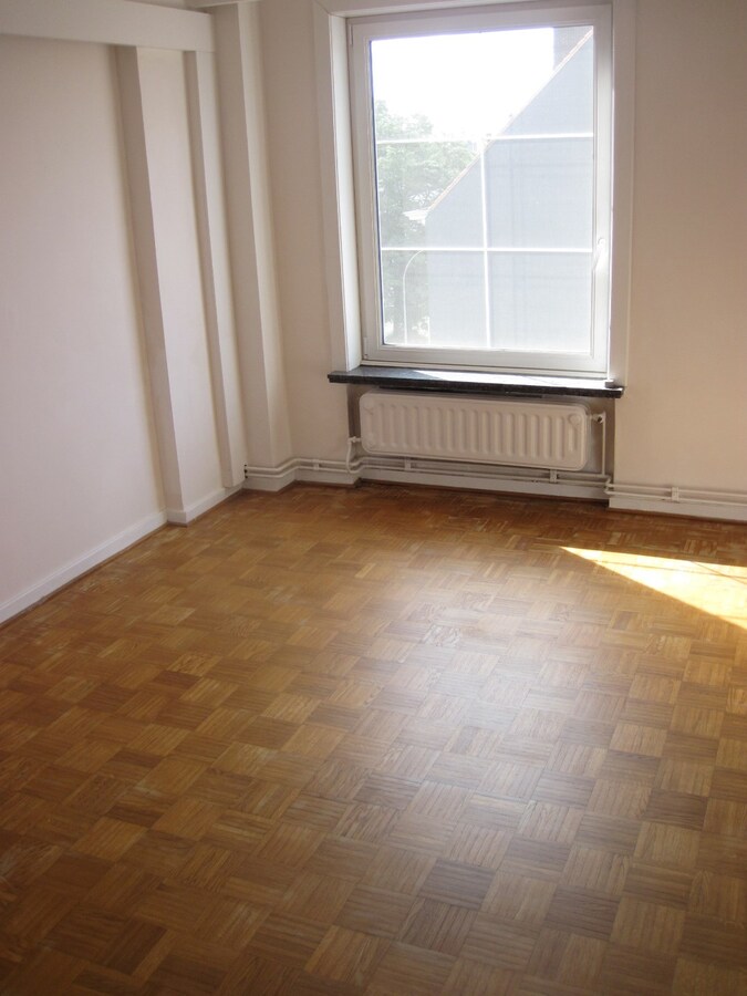 Luxueus appartement met garage en berging (kelder). 