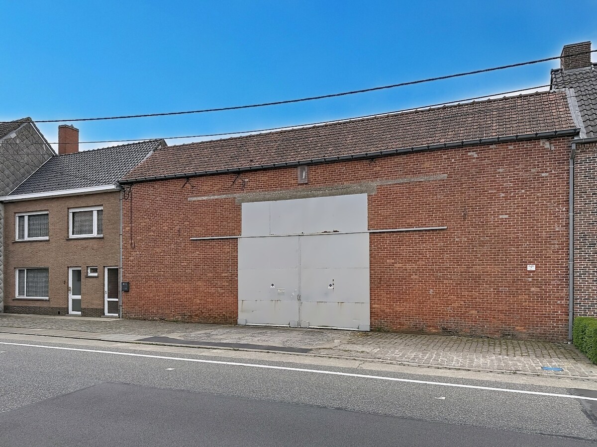 Kloeke woning met vier slaapkamers en ruim magazijn in Hulste. 