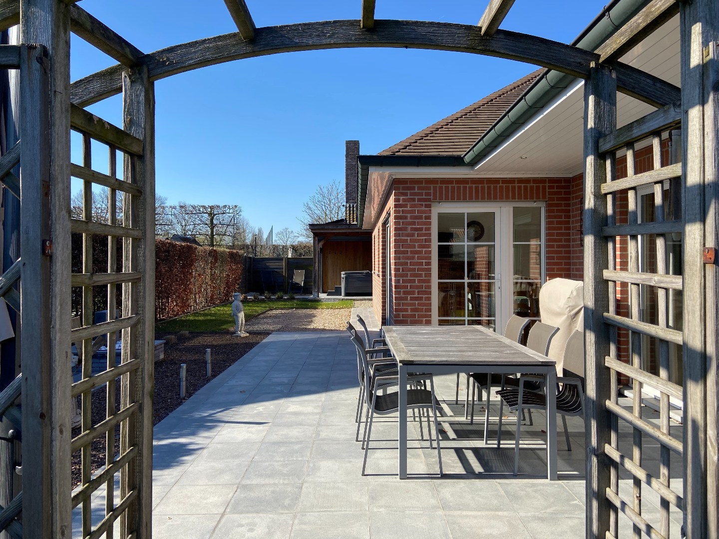 Zeer goed onderhouden ruime villa met tuin op topligging te Sint-Eloois-Vijve! 