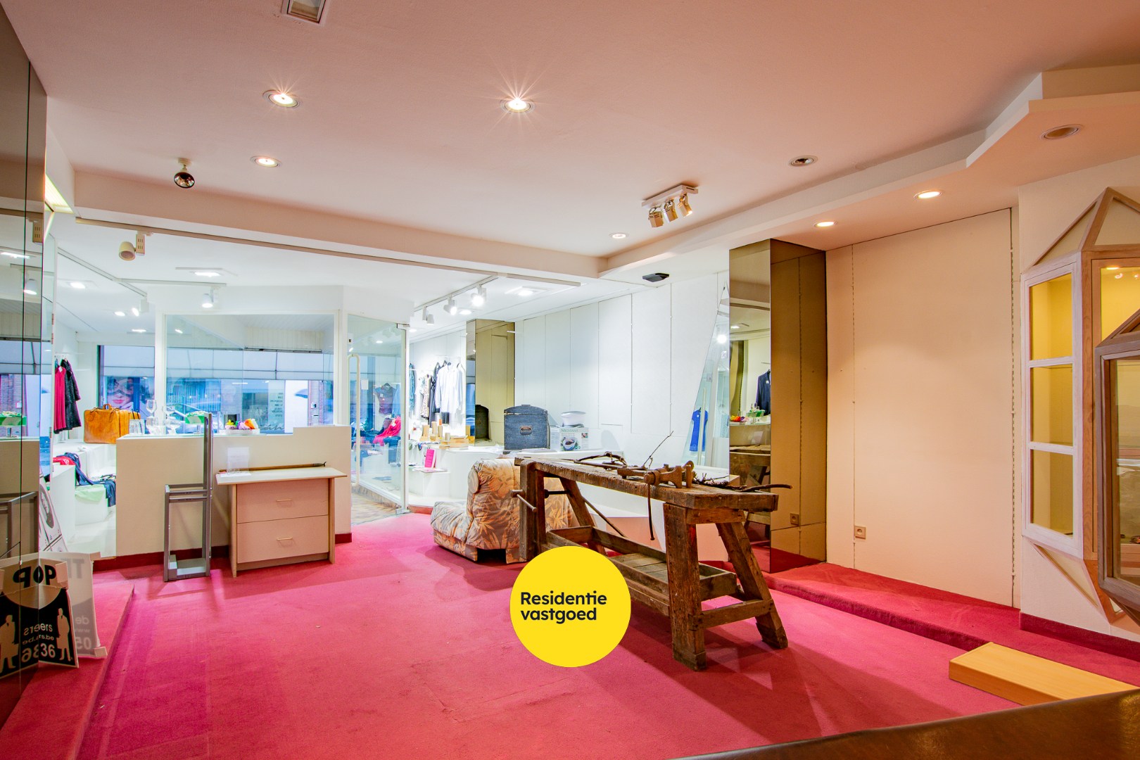 Prachtig herehuis met woonst en handelsruimte te Nieuwpoort-Stad op een zeer commerciële ligging in de Marktstraat op 400 m². 