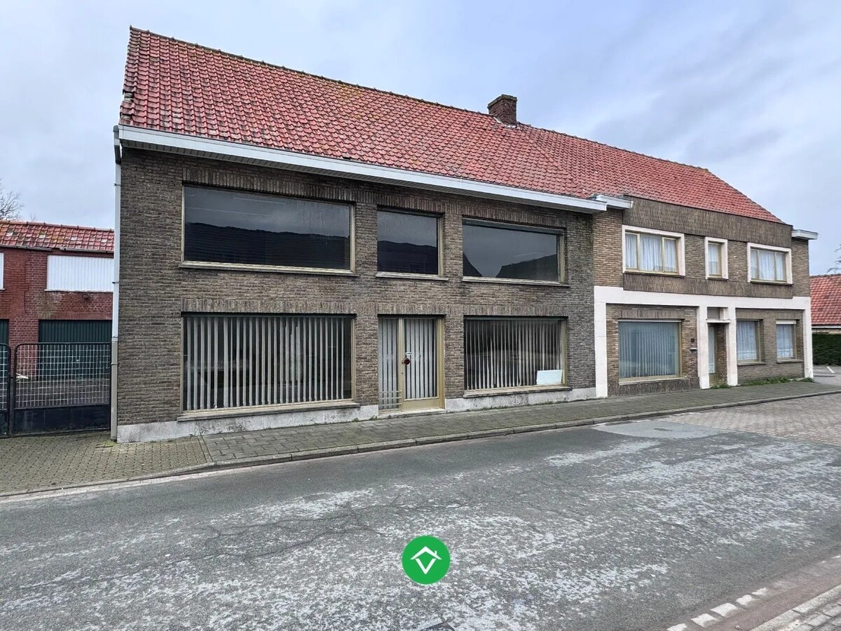 Te renoveren woning met 5  slaapkamers en bijhorend stuk bouwgrond te Koekelare 