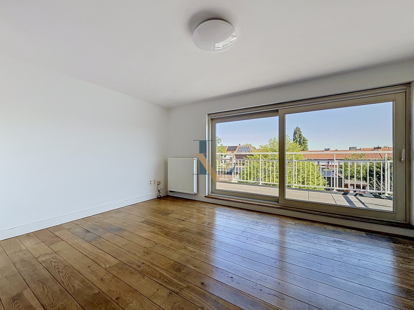 Instapklaar duplex appartement met 2 slpk. en 2 bdks. en mooi terras. 