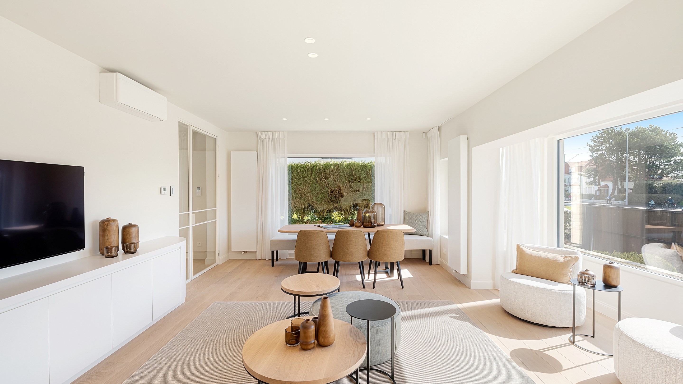 Op een uitmuntende locatie in Duinbergen, op wandelafstand van het strand en de duinen, bevindt zich deze prachtig en hoogwaardig gerenoveerde koppelvilla. 