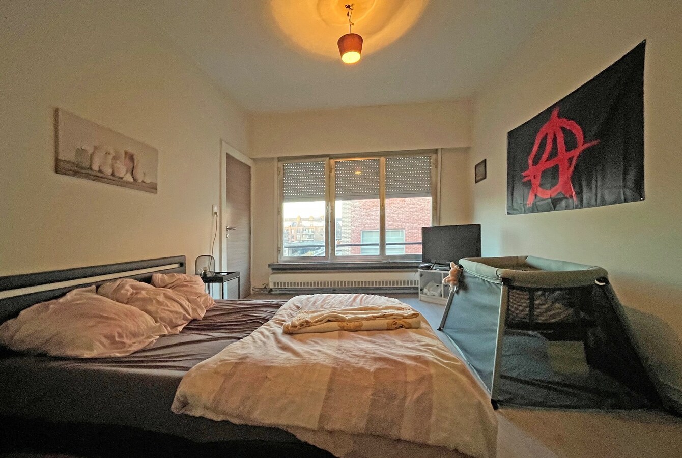 Goed gelegen magazijn met 2 bovengelegen appartementen 