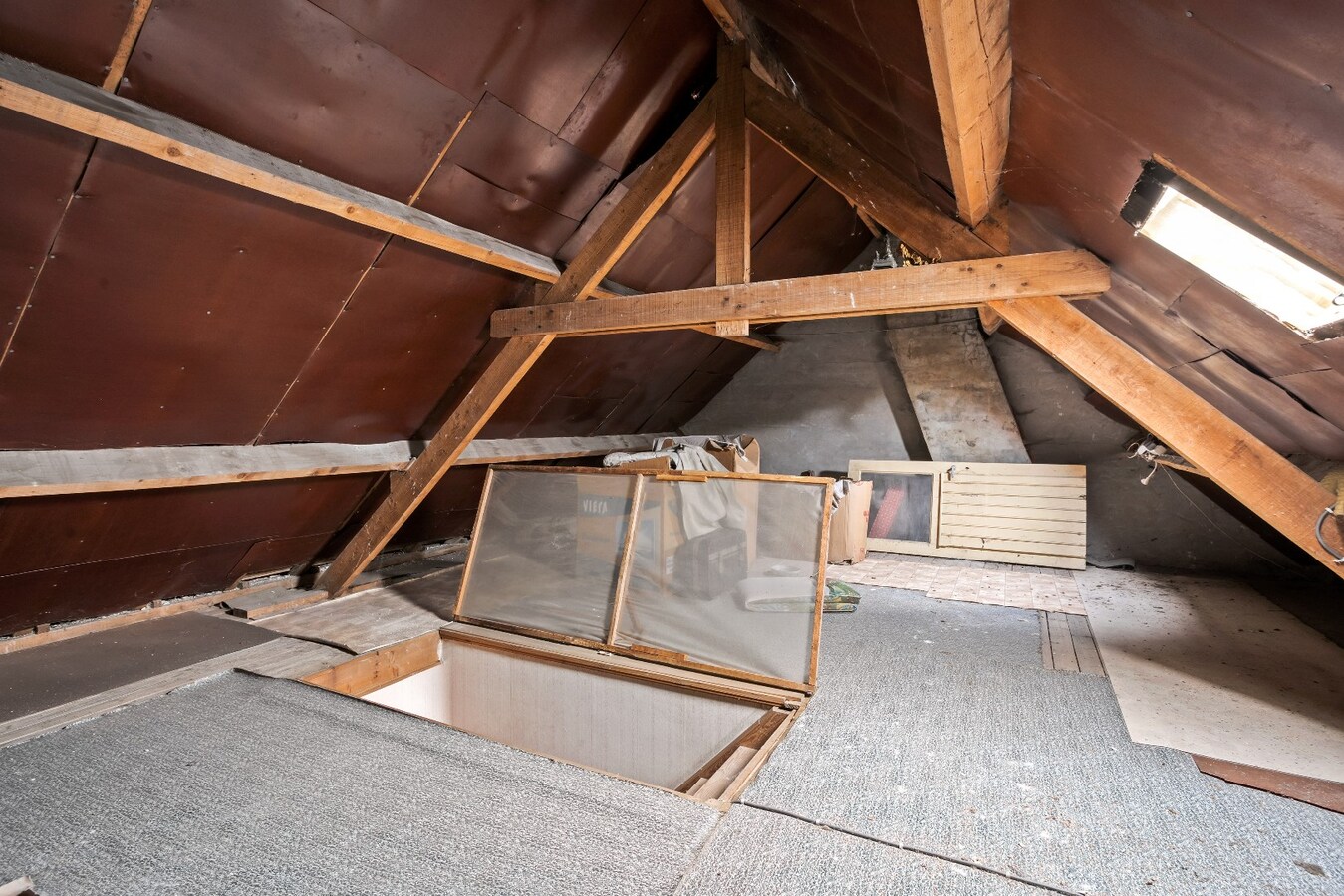 Halfopen woning met drie ruime slaapkamers en garage. 