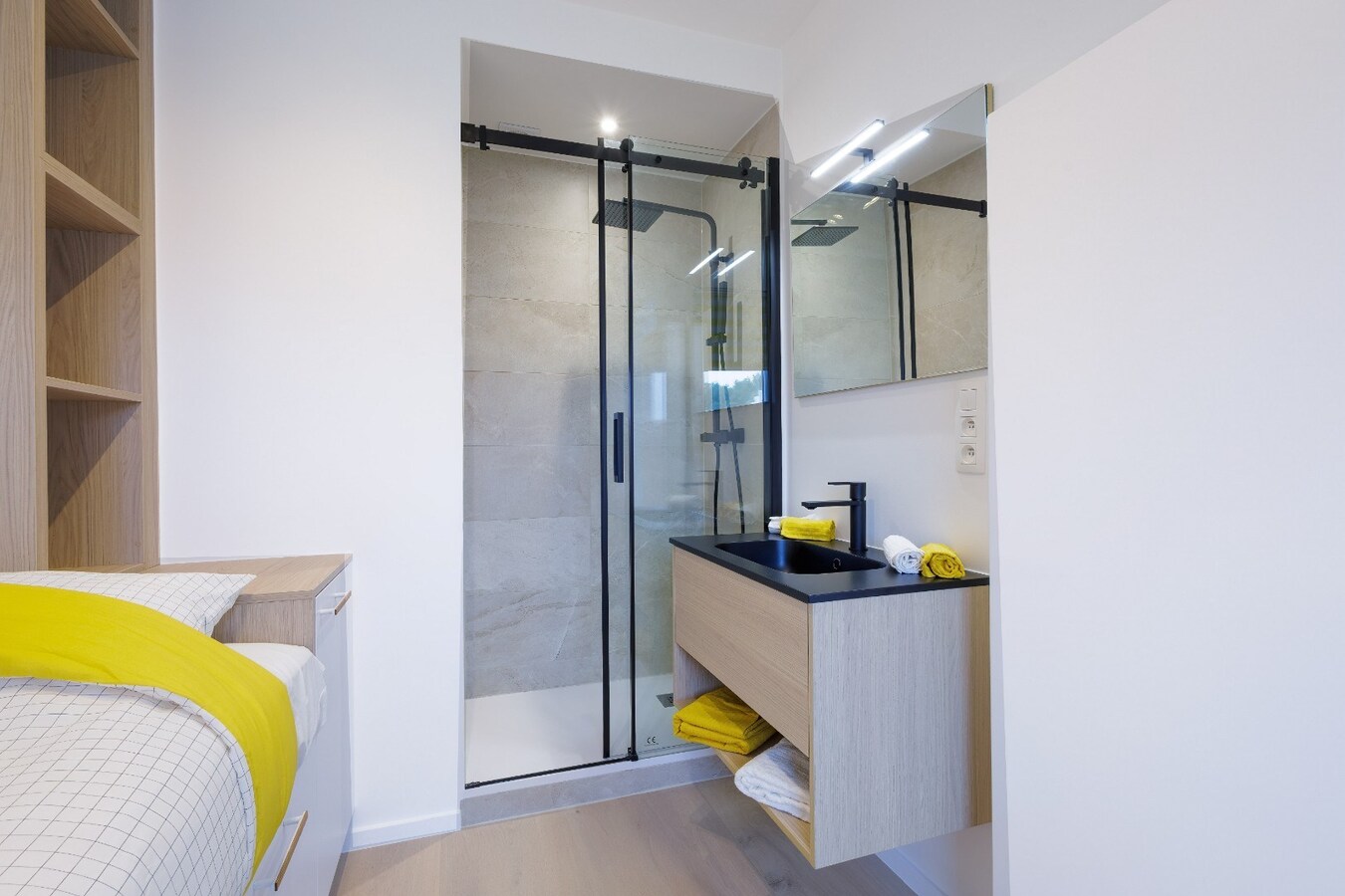 Volledig gerenoveerd hoekappartement met open zicht in exclusieve villaresidentie te Duinbergen 