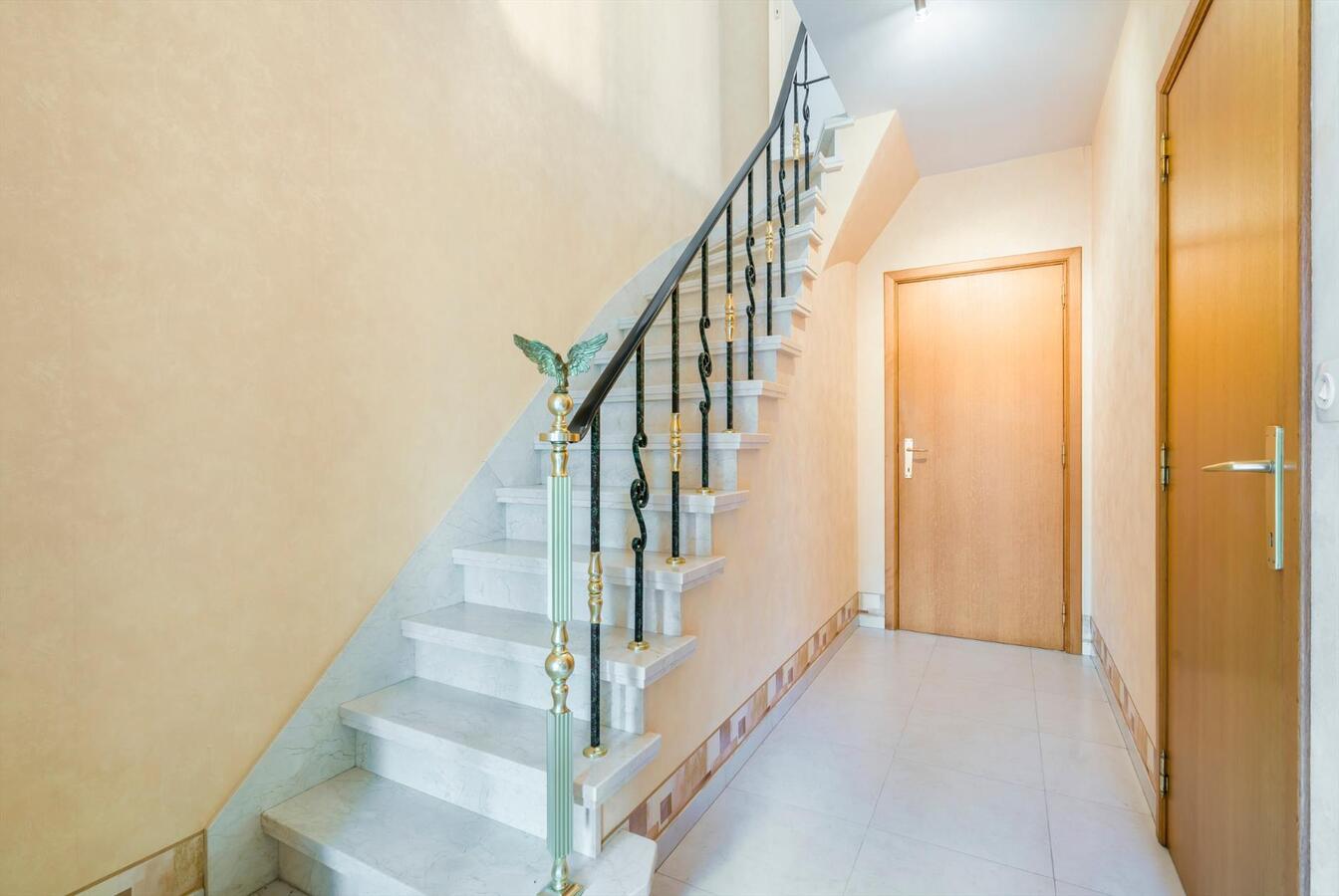 Woning met 5 slaapkamers op 832 m² in rustige straat te Oudenburg 