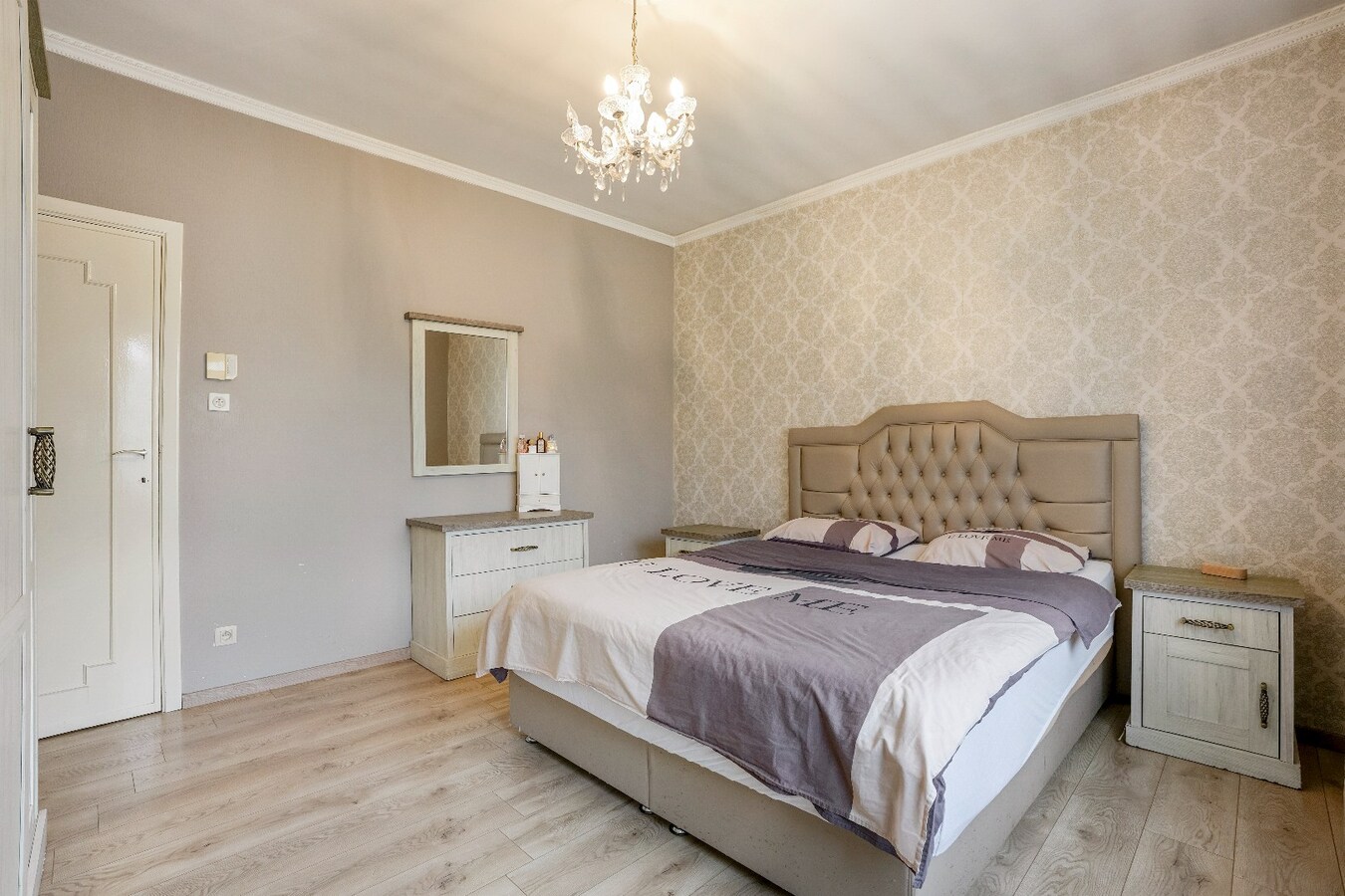 Op te knappen karakteristieke hoekwoning, 4 slpk, (EPC-label C) gelegen aan het Haspengouwse landschap. 