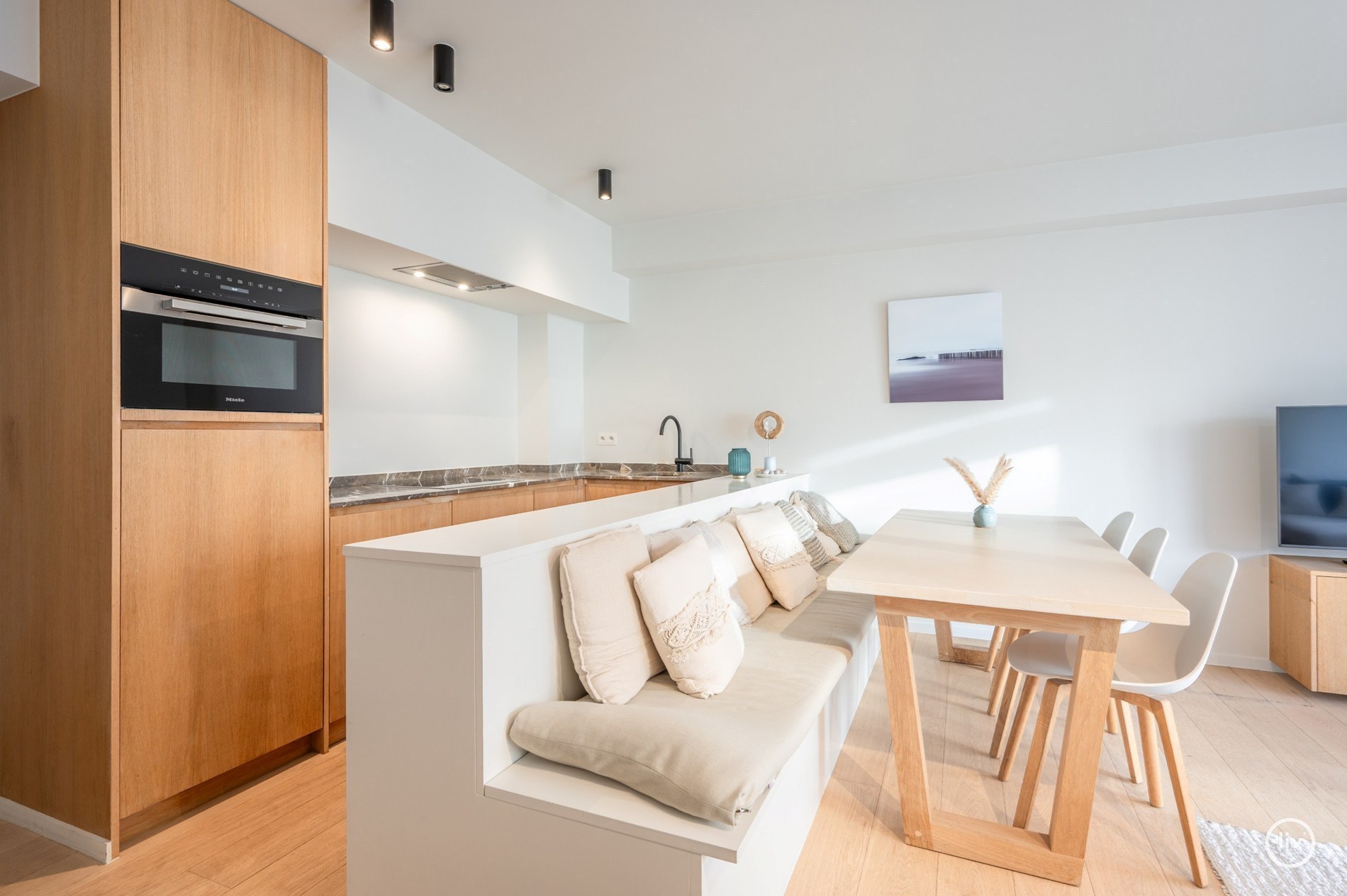 Prachtig gerenoveerd 2 slaapkamerappartement op een aangename ligging vlakbij de Lippenslaan te Knokke. 