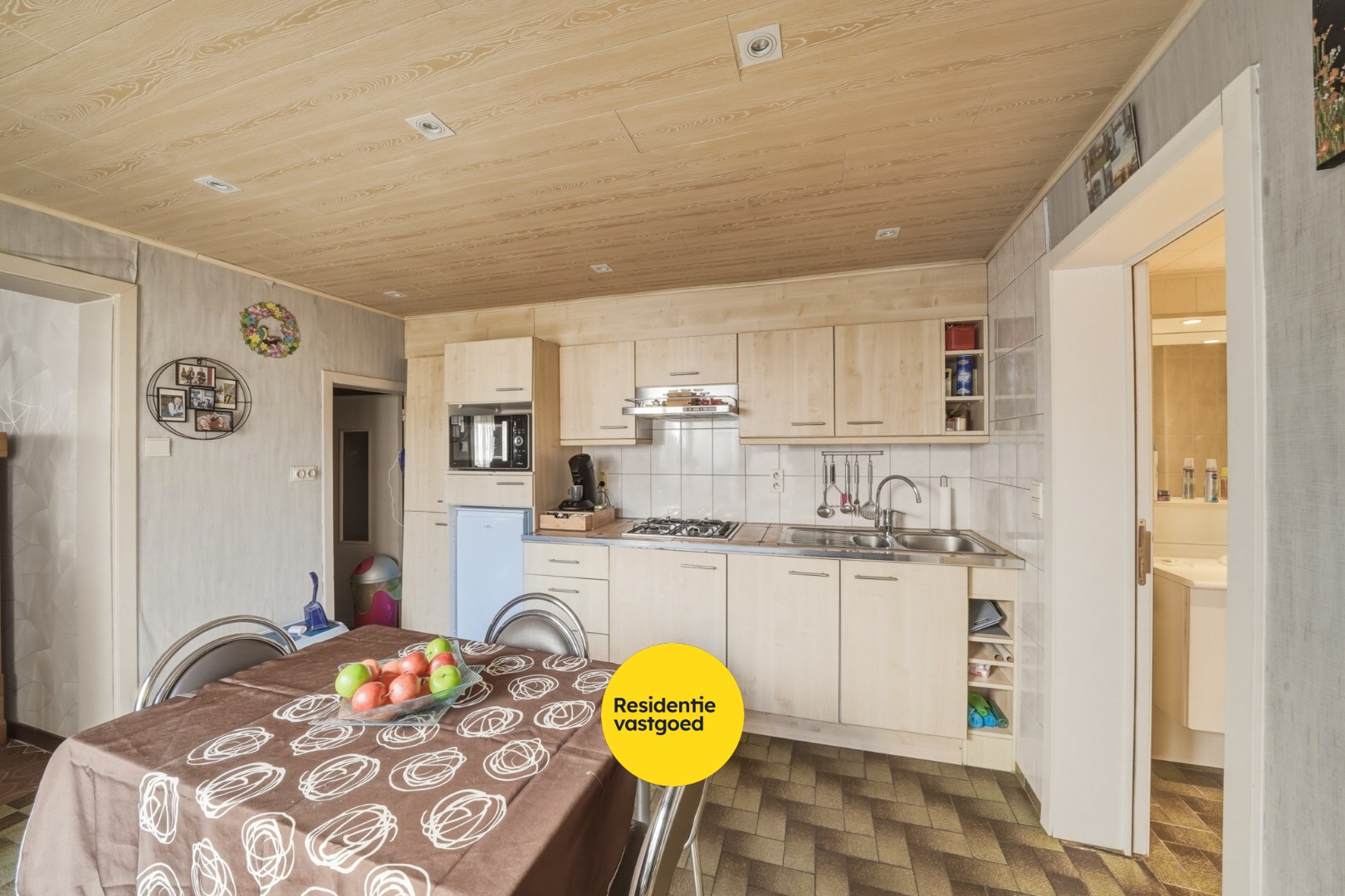 Op te frissen hoekwoning met garage in Bredene 