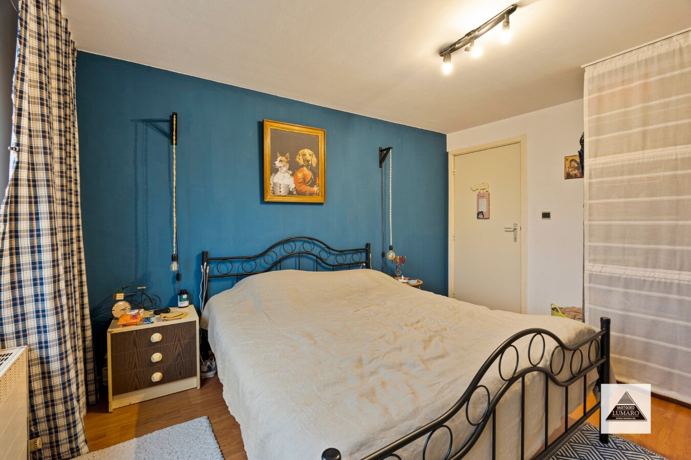 Handelsgelijkvloers en 2 appartementen en parking. Perceel van 15a 49ca. 