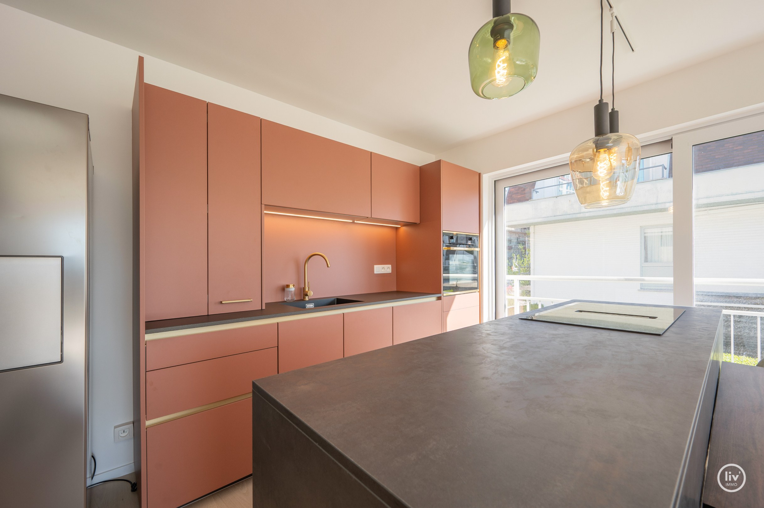 Zuidgericht hoekappartement met open zichten, gelegen in een charmante villaresidentie op wandelafstand van de Zeedijk van Duinbergen. 