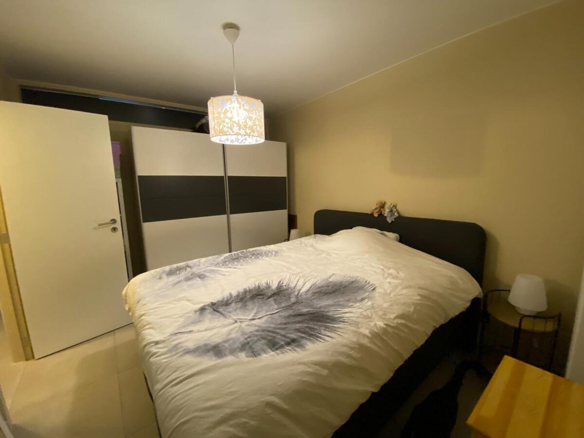 Geschilderd gelijkvloersappartement met 1 slaapkamer in een recent gebouw (2018) 