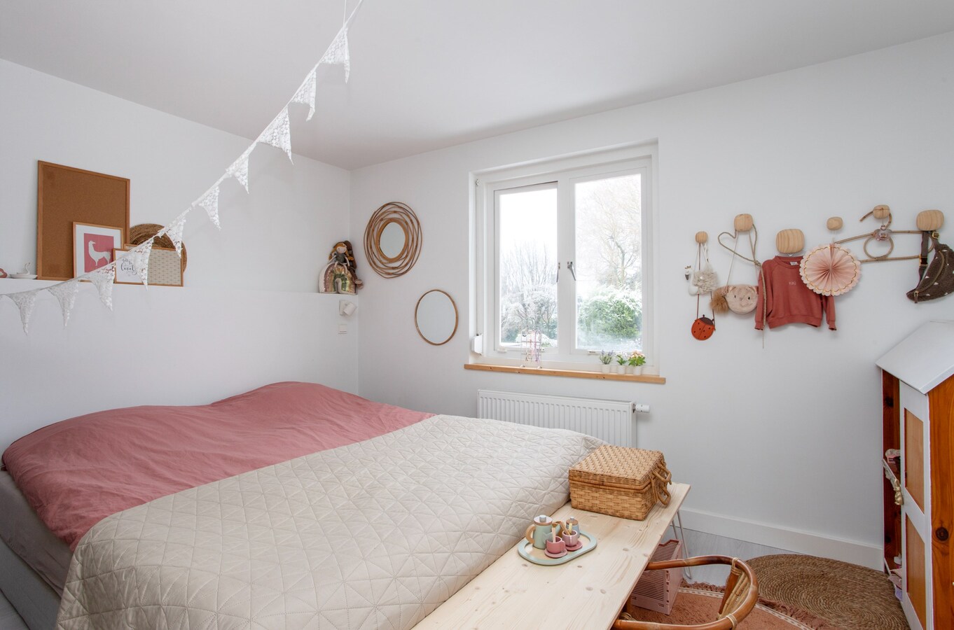 Zeer ruim halfvrijstaand woonhuis met aanpandige garage/berging en hobbyruimte/mantelzorgwoning. 