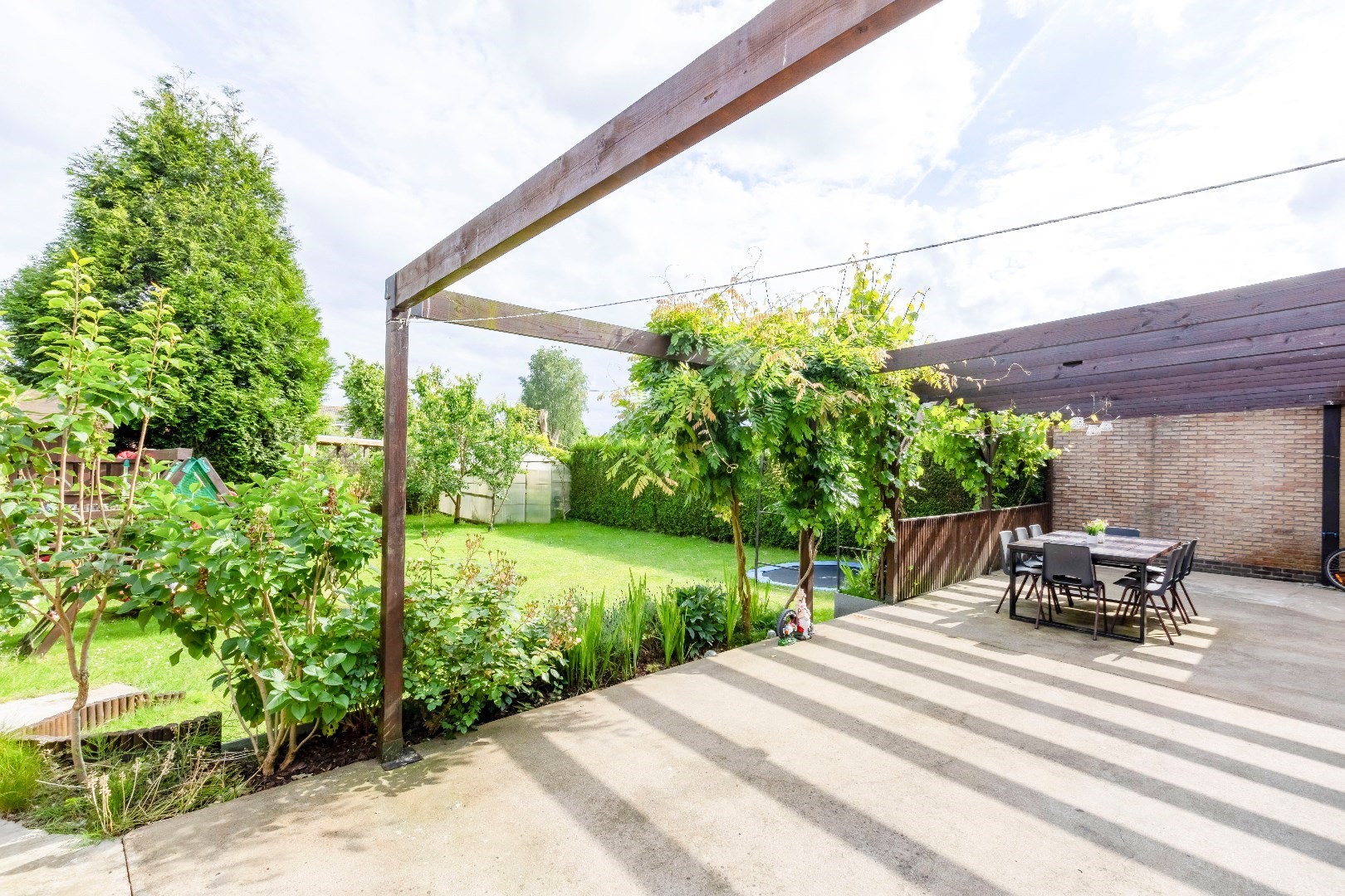 Gerenoveerde gezinswoning met 4 slpks en aangename tuin 