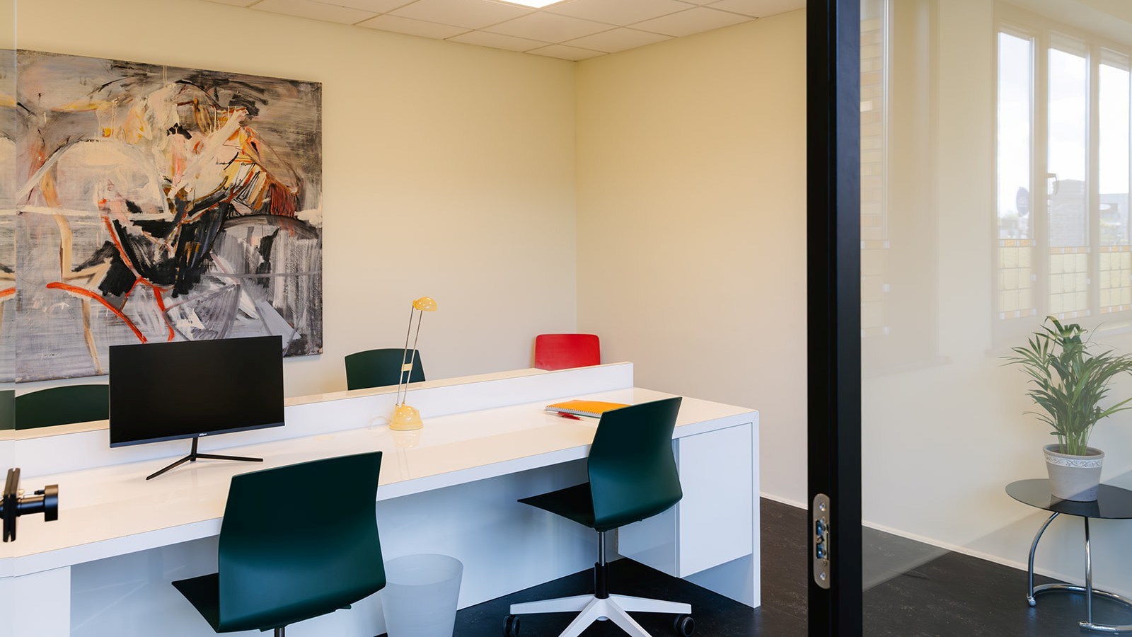 Volledig gerenoveerde kantoren in kleinschalig business center in Gent