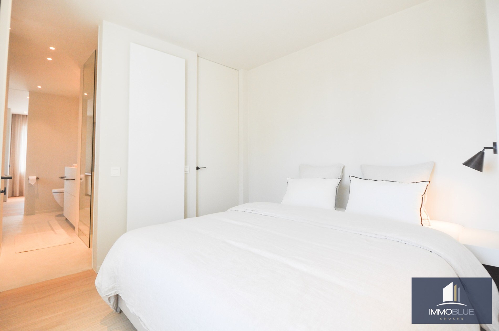 Volledig gerenoveerd hoek-appartement met een prachtig zicht op het Zegemeer. 