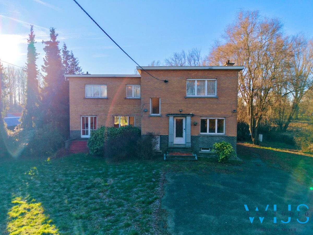 Unieke te renoveren woning op uitzonderlijke eigendom in Drongen! 