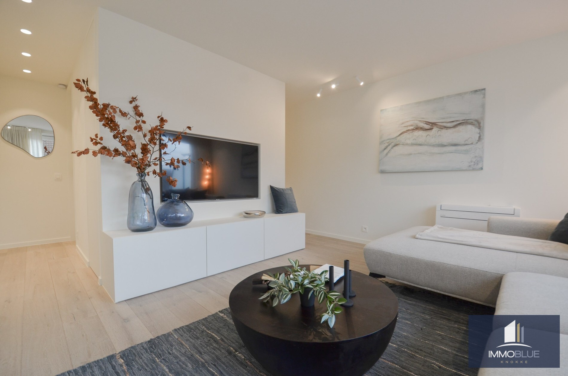 Penthouse entièrement rénové avec deux terrasses spacieuses (+/- 50 m²) situé à deux pas de la mer. 