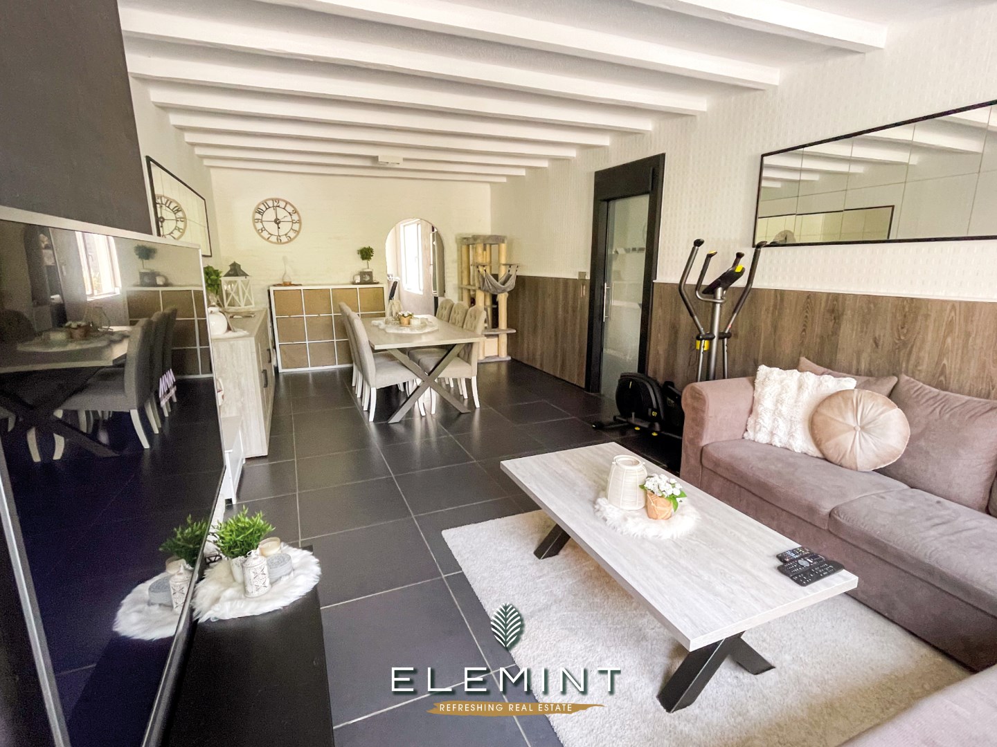 Klassevol en luxueus gerenoveerde hoekwoning op wandelafstand centrum Zwevegem 