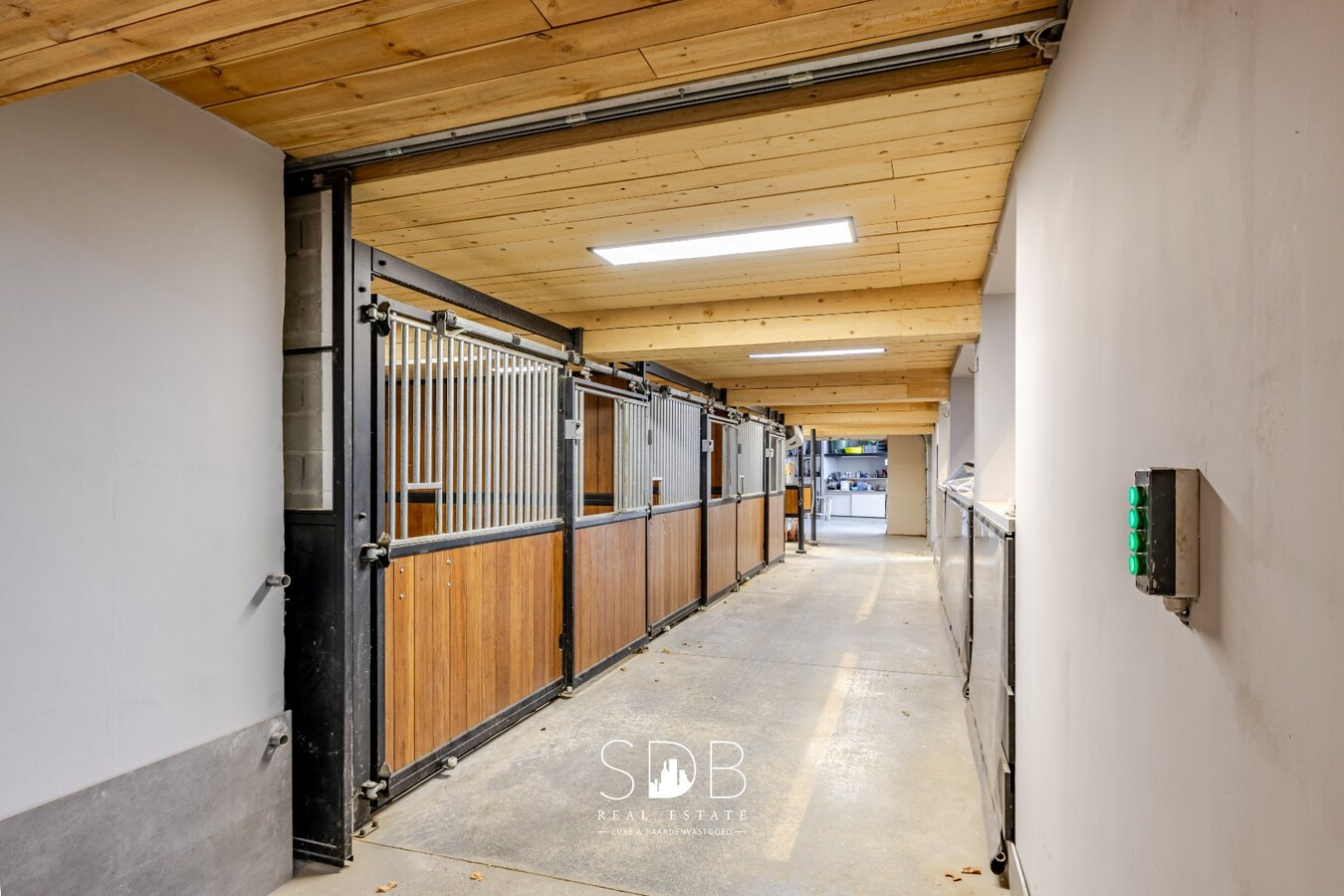 Landelijke villa met bijgebouwen en graslanden op 23.740m² 