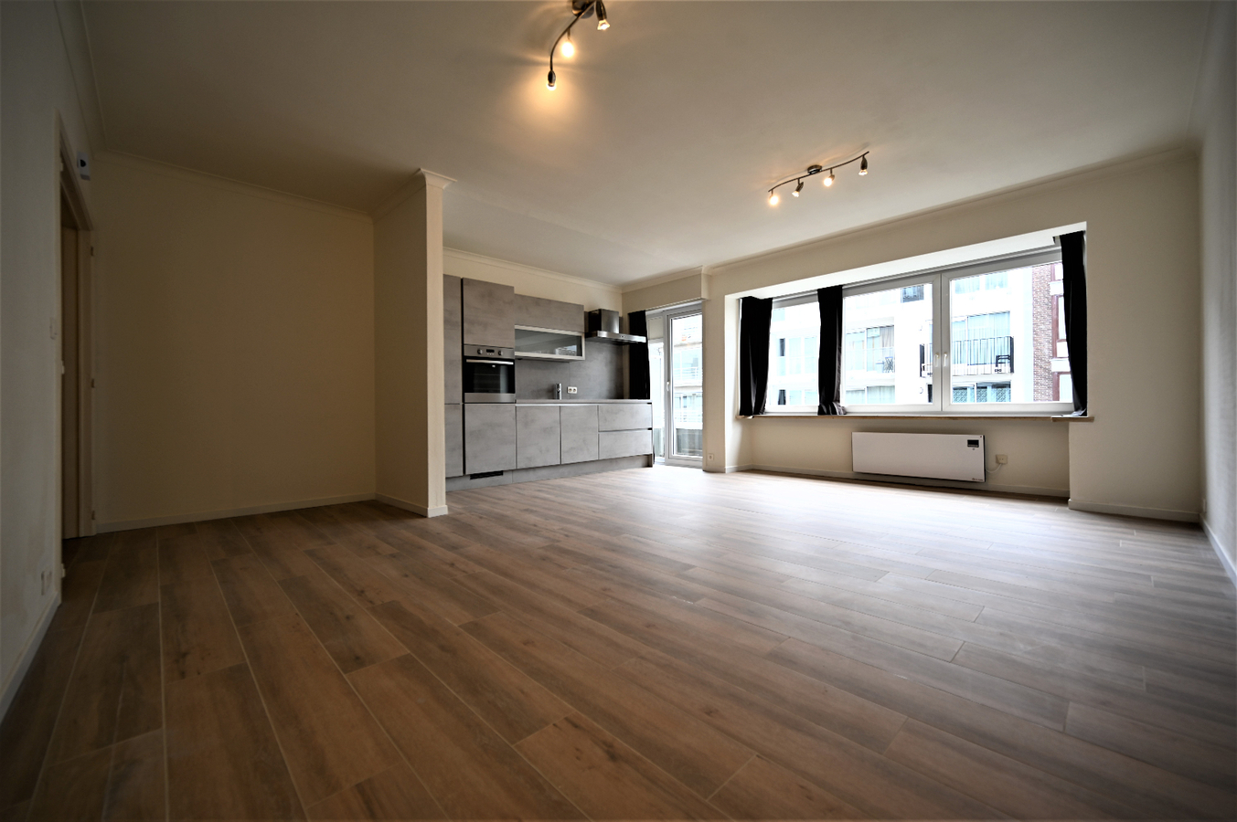 STIJLVOL GERENOVEERD DRIESLAAPKAMERAPPARTEMENT OP CENTRALE LIGGING 