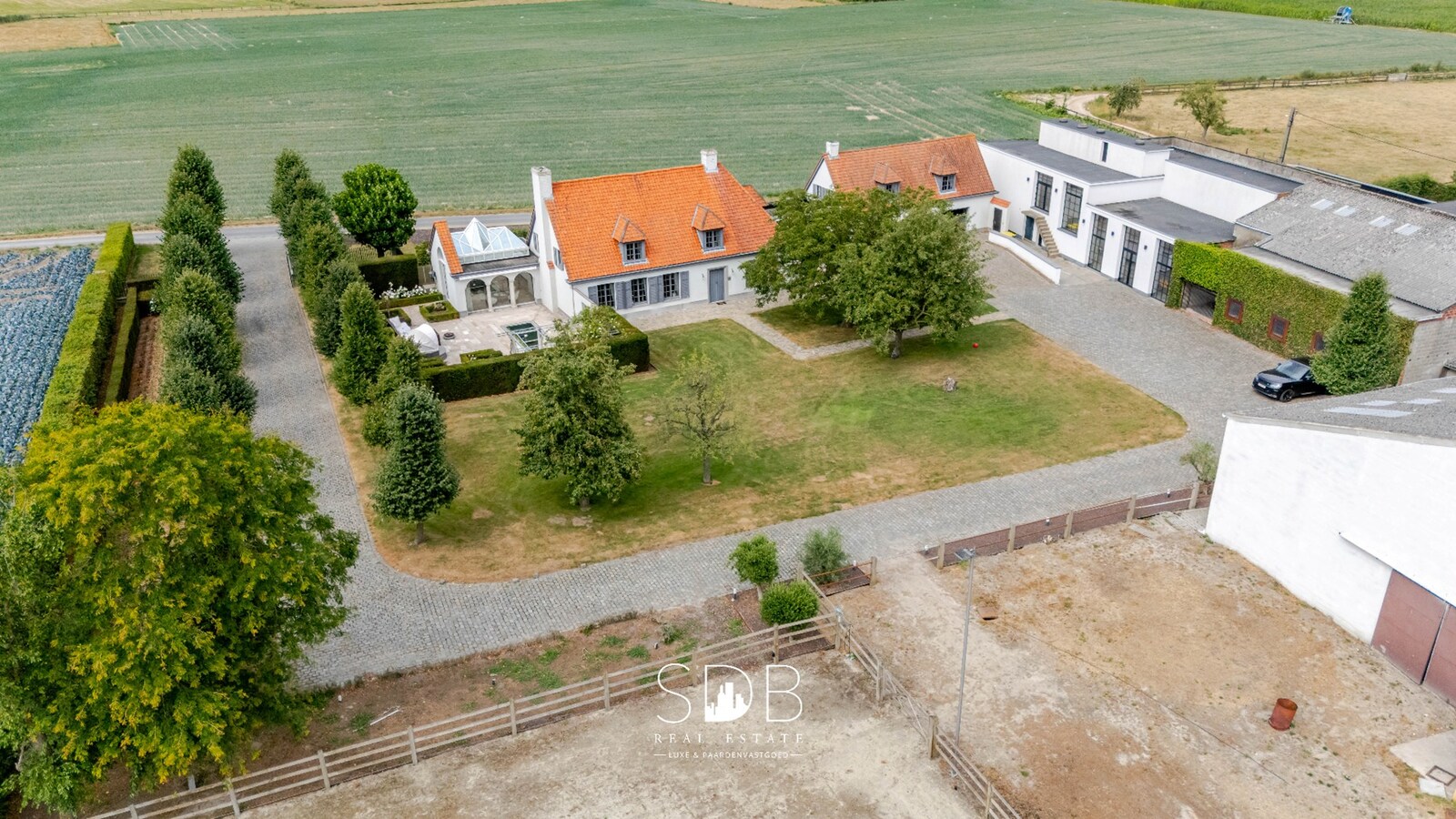Landelijke villa met bijgebouwen en graslanden op 23.740m² 
